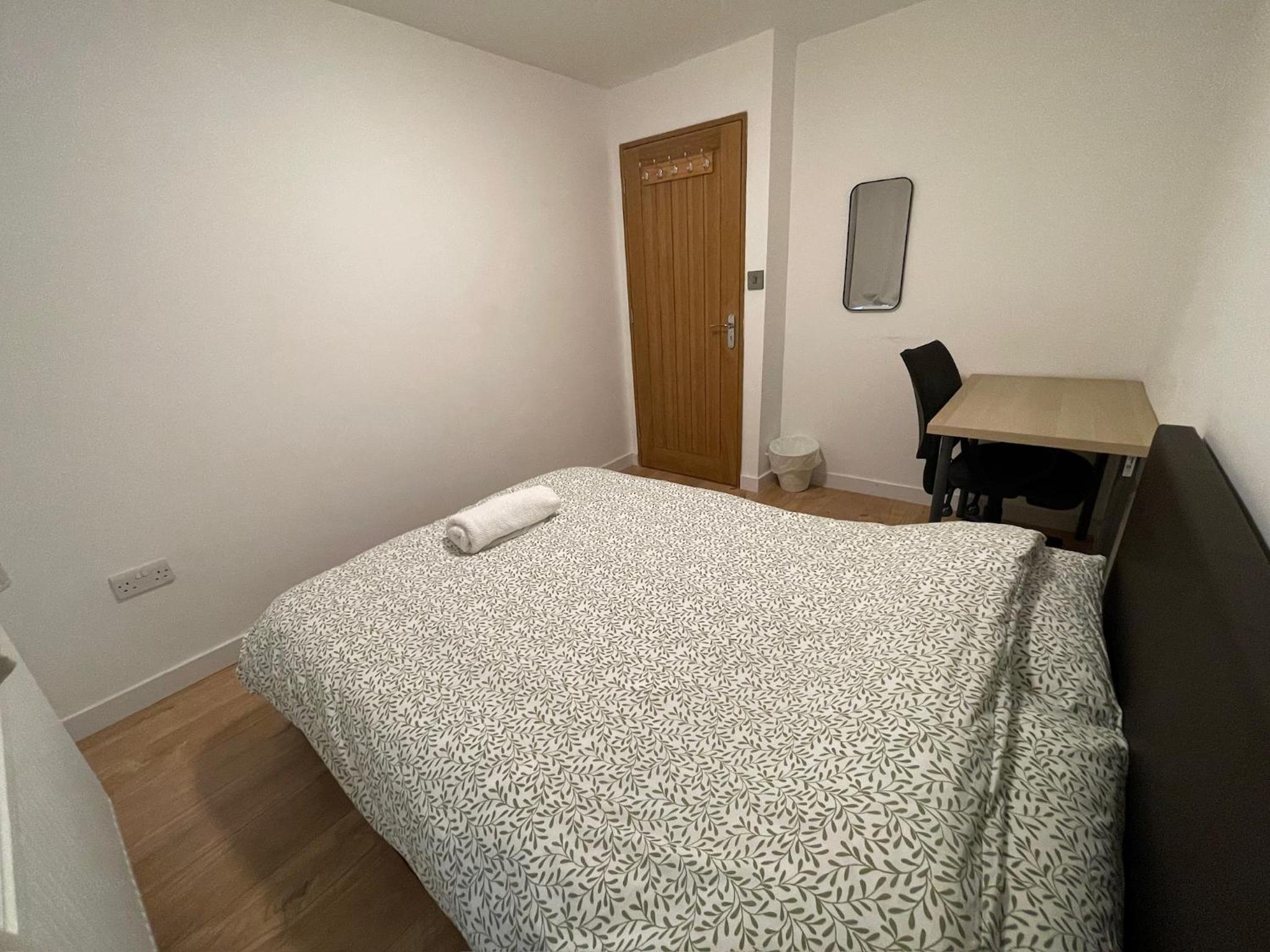 6 Bedroom Home, FREE Parking & Wi-Fi Garden