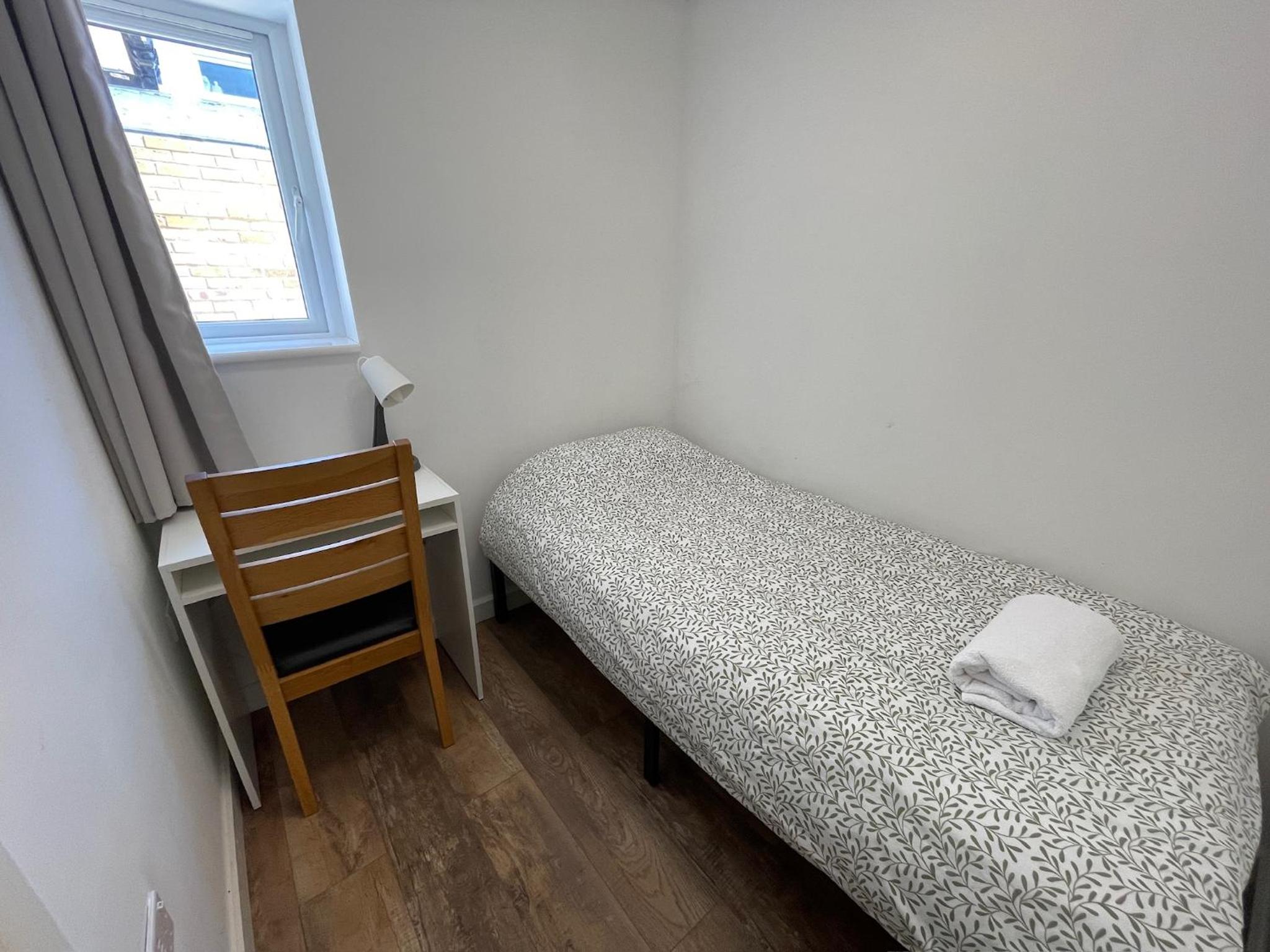 6 Bedroom Home, FREE Parking & Wi-Fi Garden