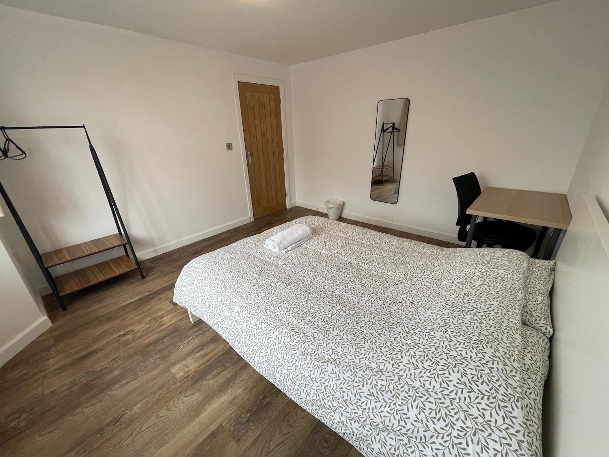 6 Bedroom Home, FREE Parking & Wi-Fi Garden