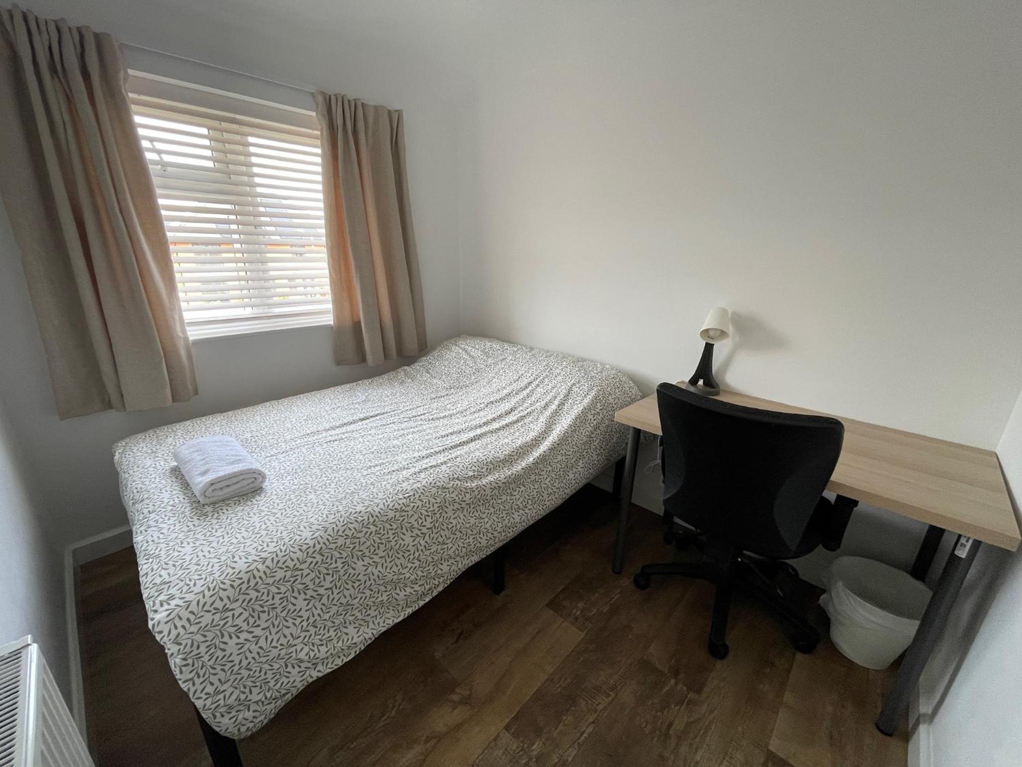 6 Bedroom Home, FREE Parking & Wi-Fi Garden