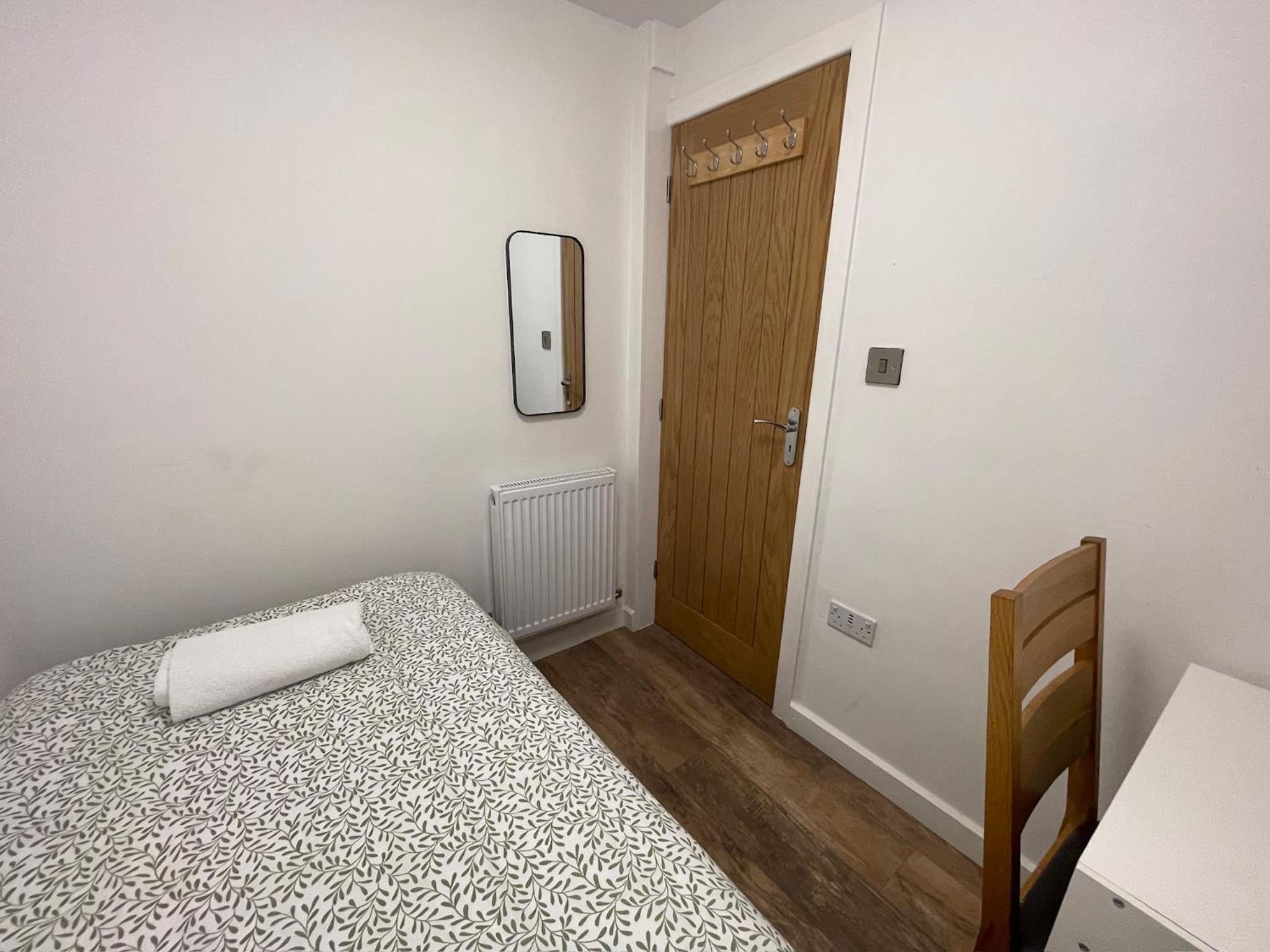 6 Bedroom Home, FREE Parking & Wi-Fi Garden