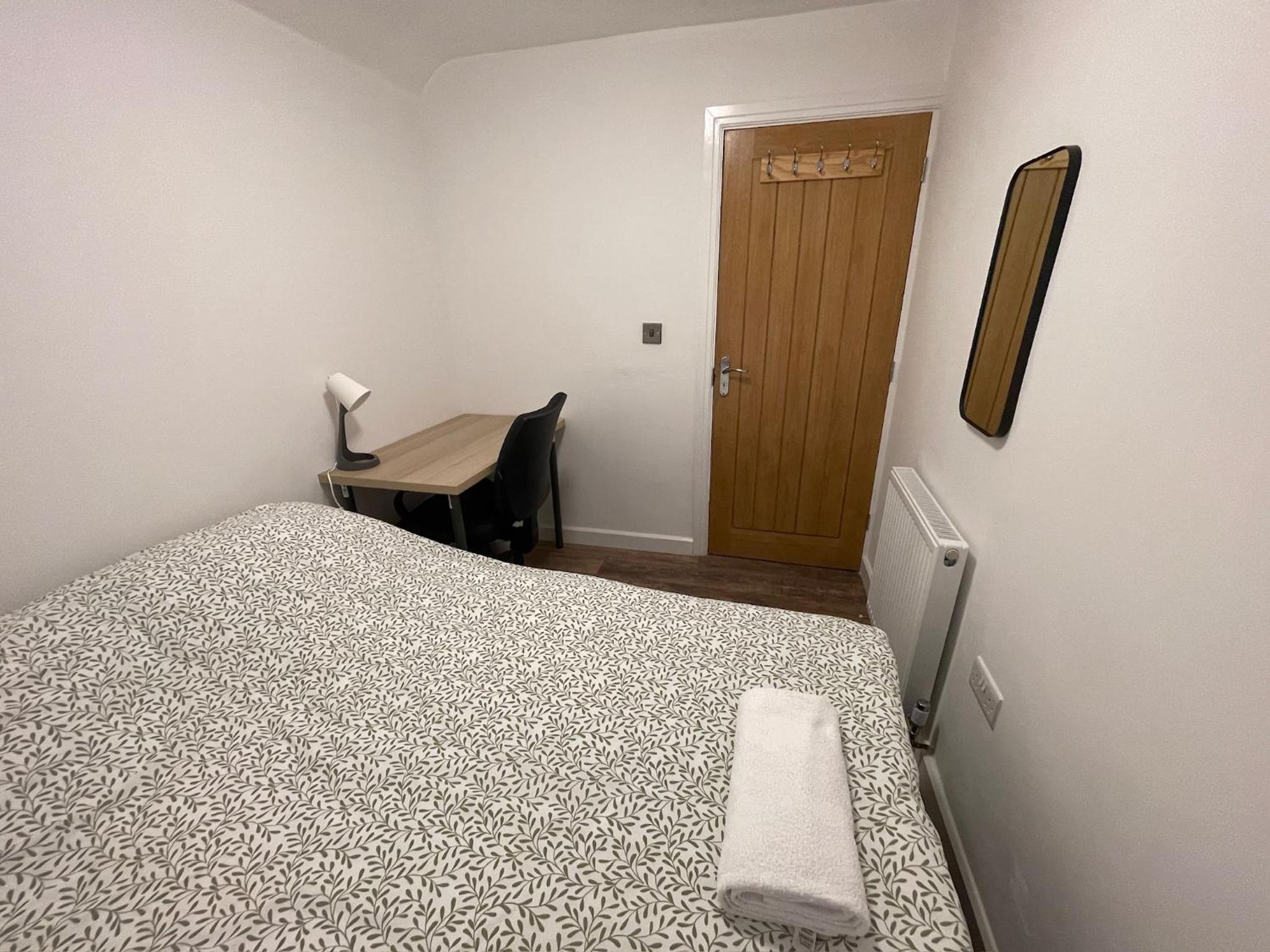 6 Bedroom Home, FREE Parking & Wi-Fi Garden