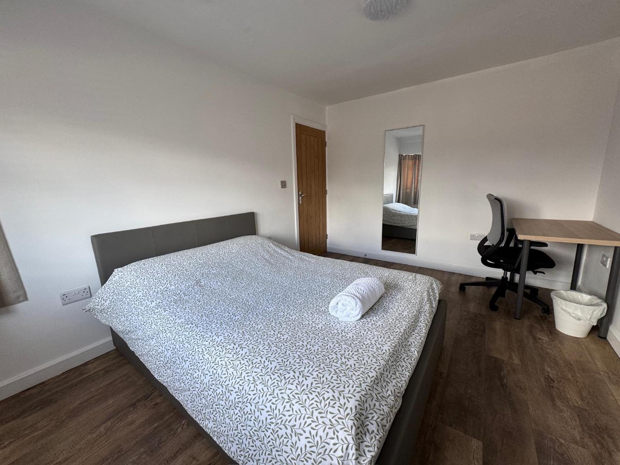 6 Bedroom Home, FREE Parking & Wi-Fi Garden