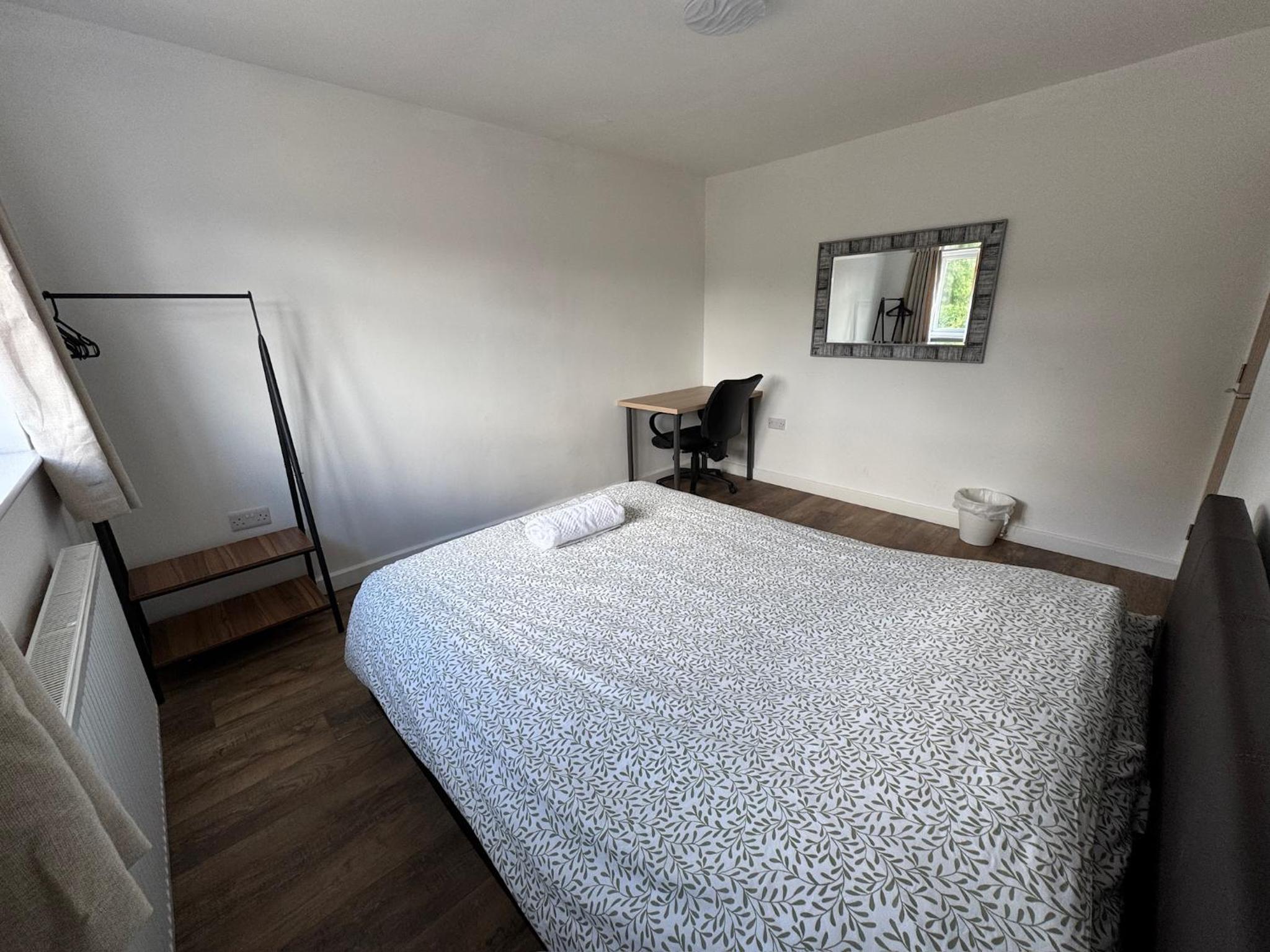 6 Bedroom Home, FREE Parking & Wi-Fi Garden