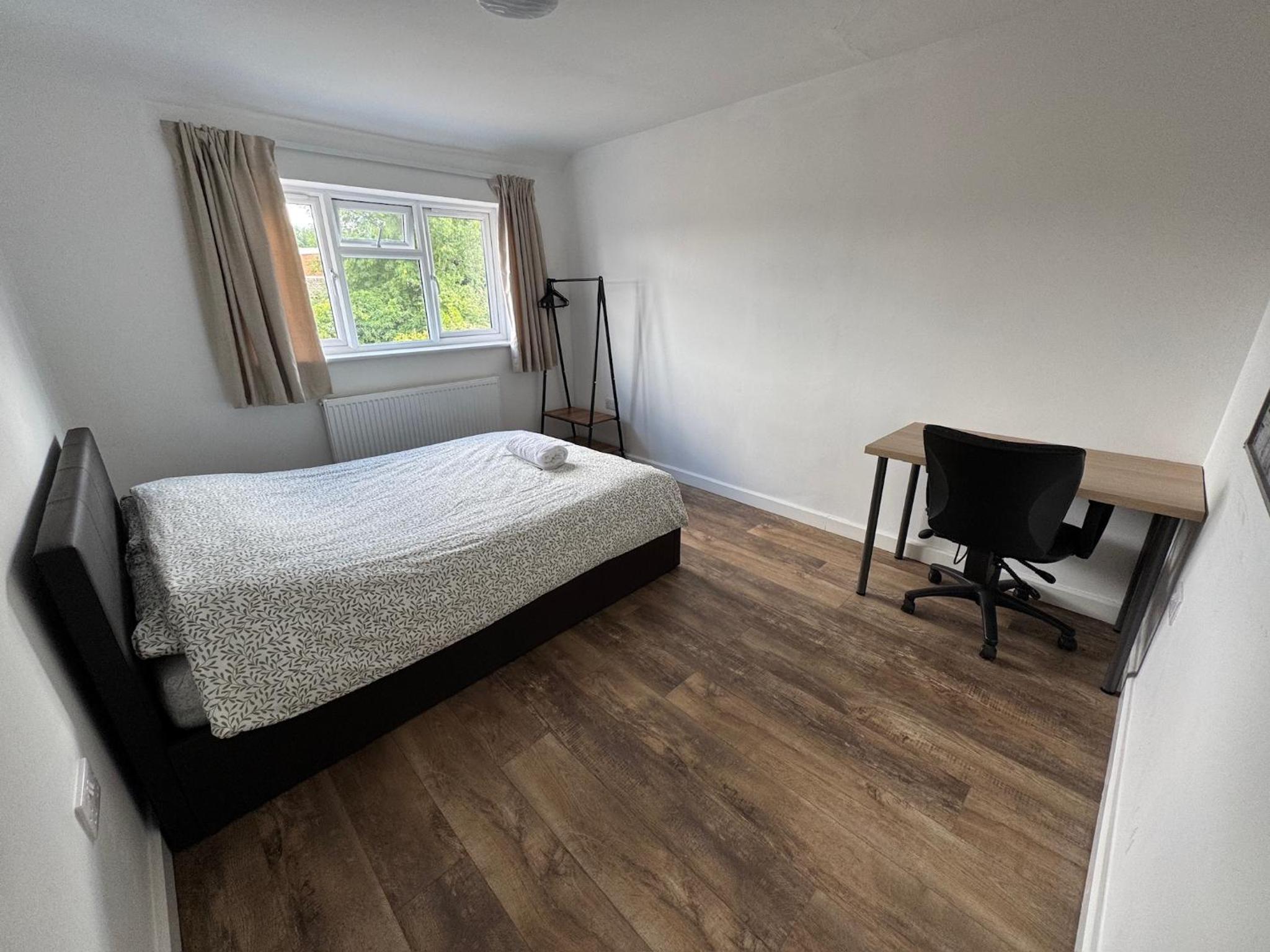 6 Bedroom Home, FREE Parking & Wi-Fi Garden