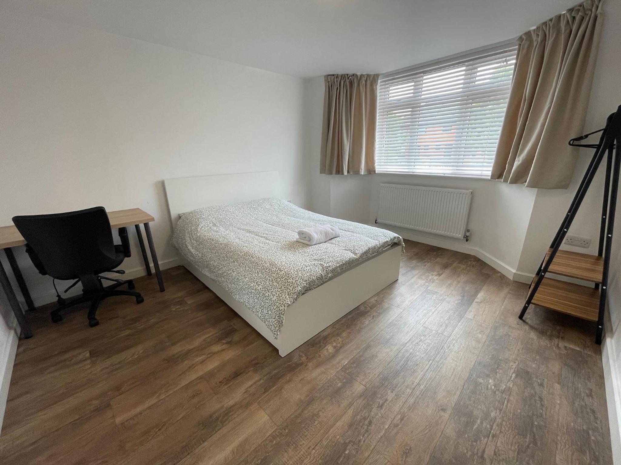 6 Bedroom Home, FREE Parking & Wi-Fi Garden