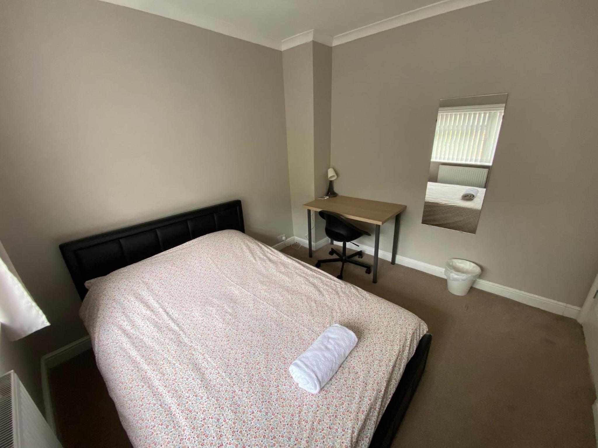 4 Bedroom Home, FREE Parking & Wi-Fi, Garden