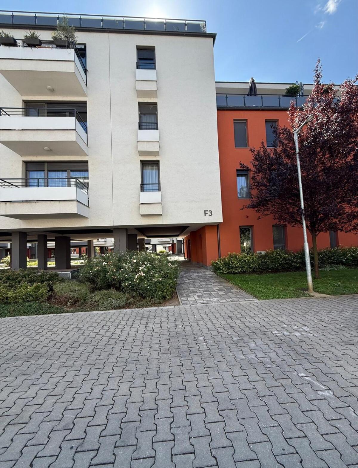 Local-Lux Apartment F3 - Private Parking & Balcony