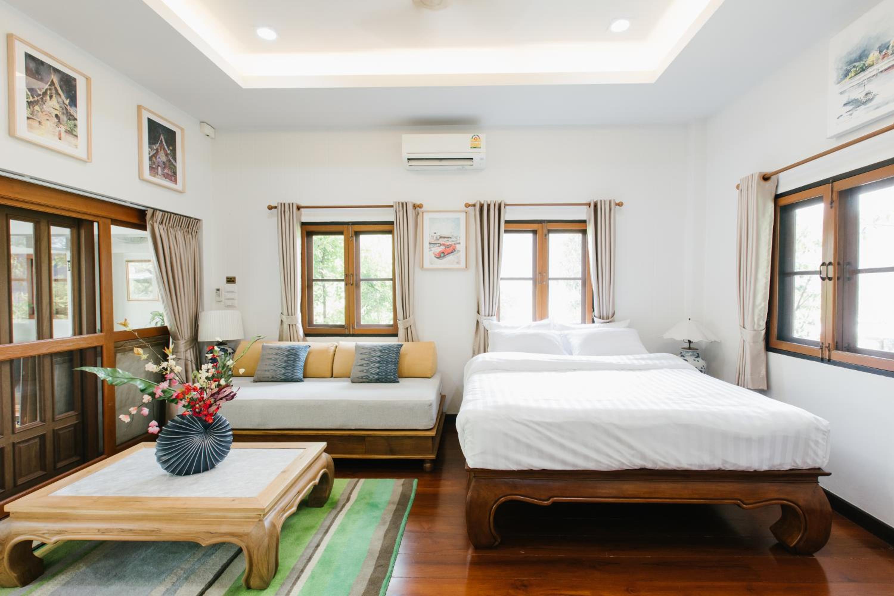Whisper Oasis - Private Jacuzzi Pool Villa - 3BR, Sleeps 10 w Daily Housekeeping