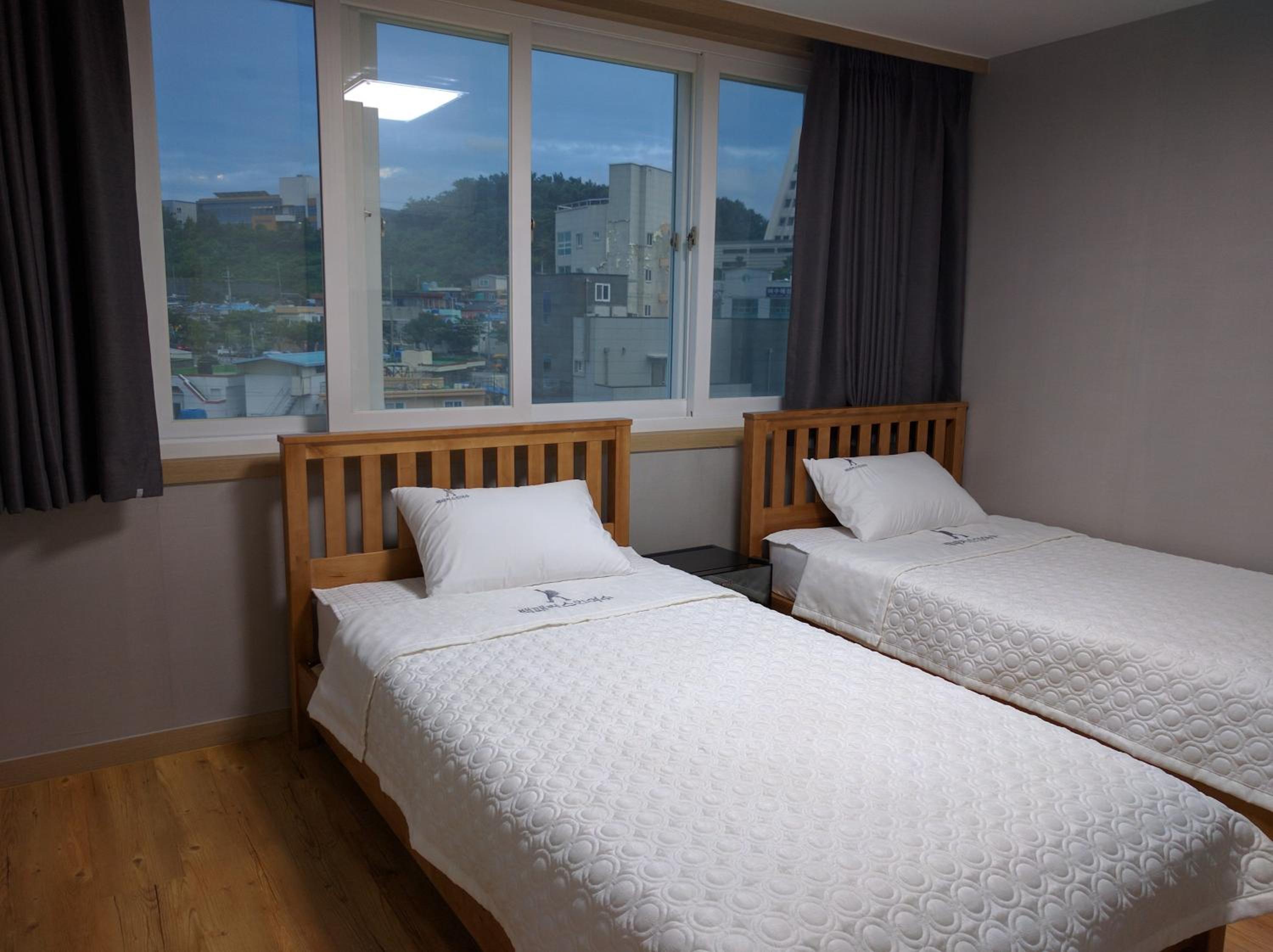 Backpackers In Yeosu