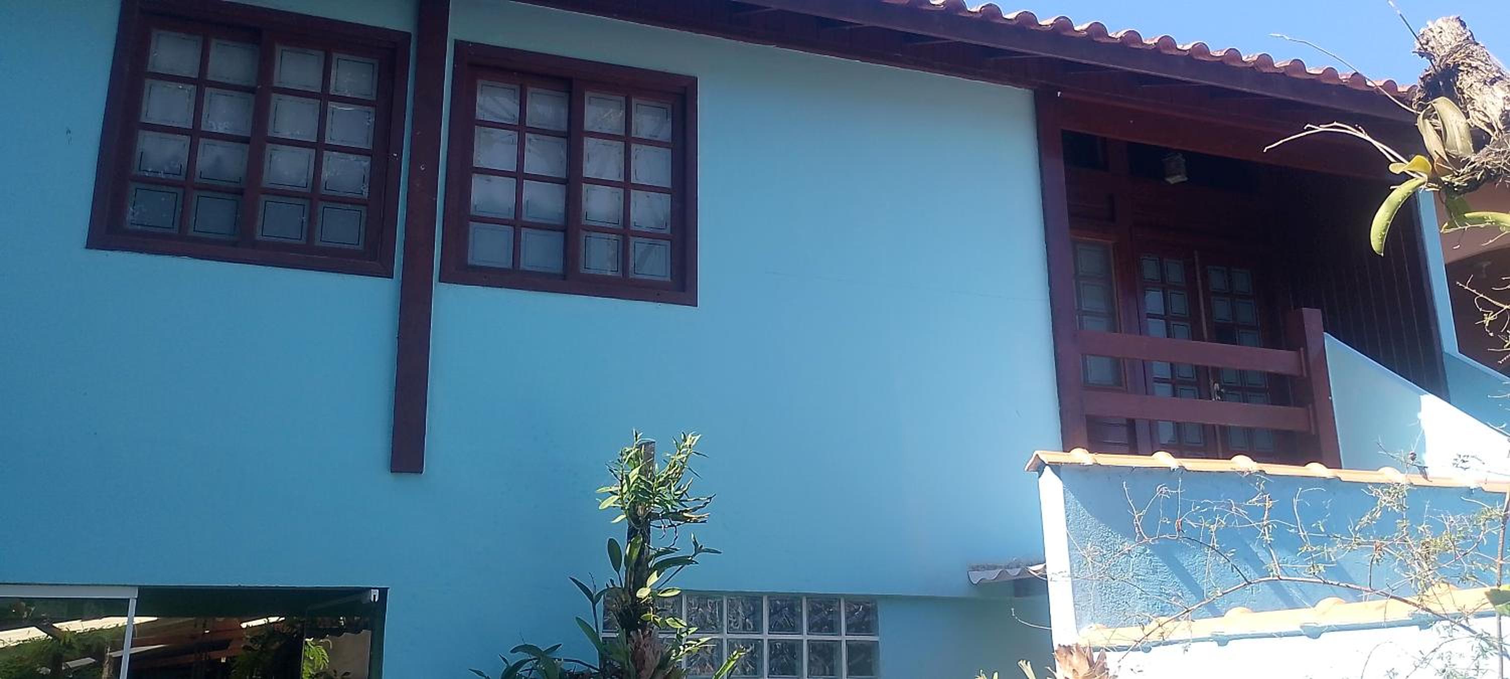 Charmosa Casa de Madeira a 700 metros da praia com estacionamento