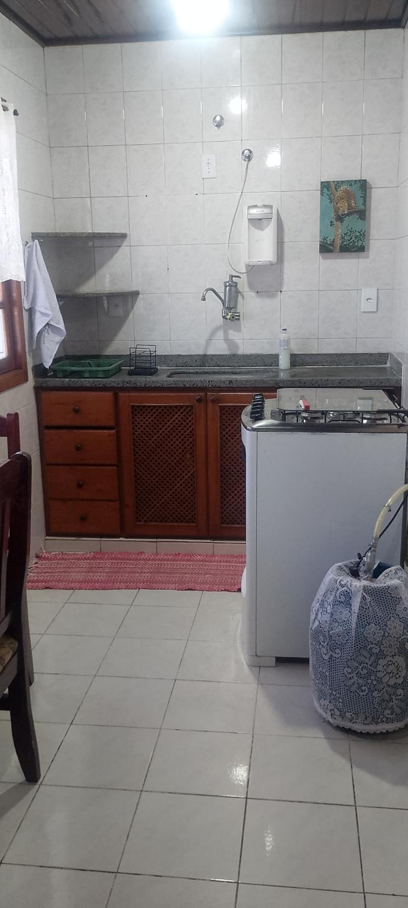Charmosa Casa de Madeira a 700 metros da praia com estacionamento