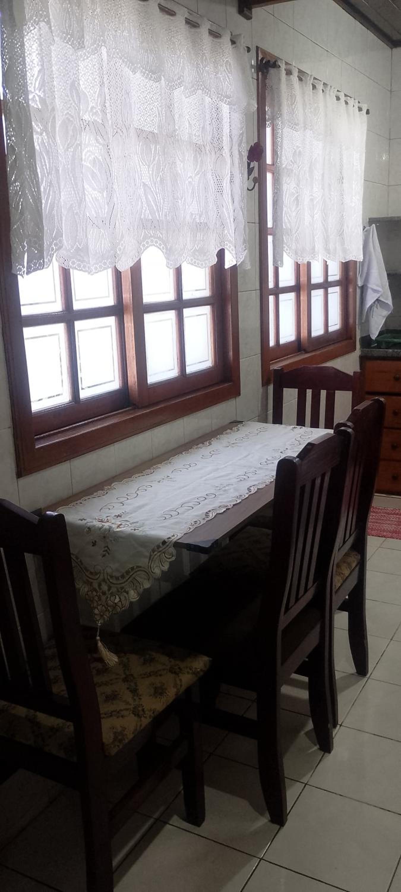 Charmosa Casa de Madeira a 700 metros da praia com estacionamento