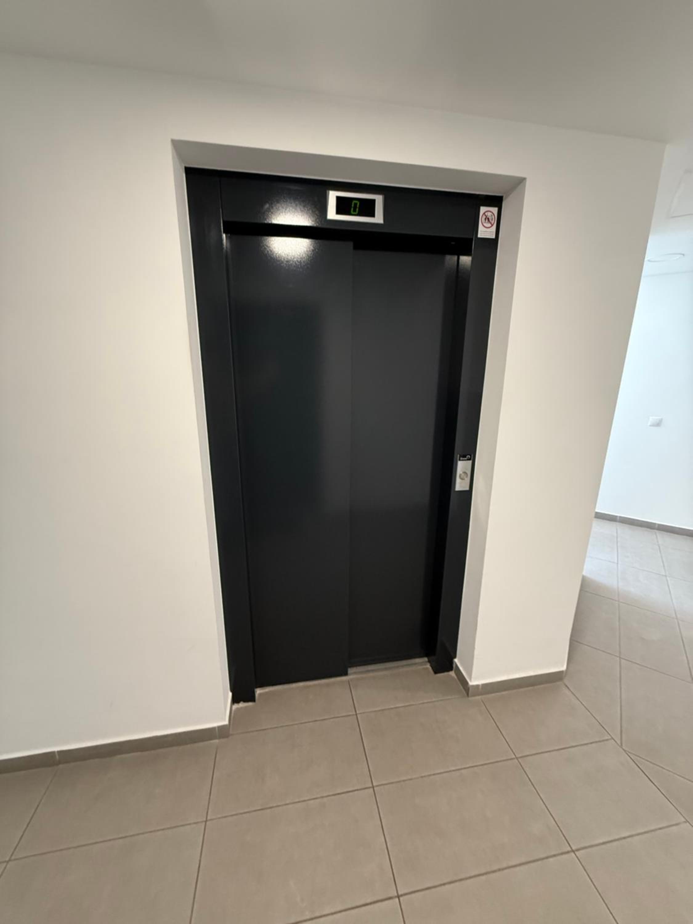 Local-Lux Apartment F3 - Private Parking & Balcony