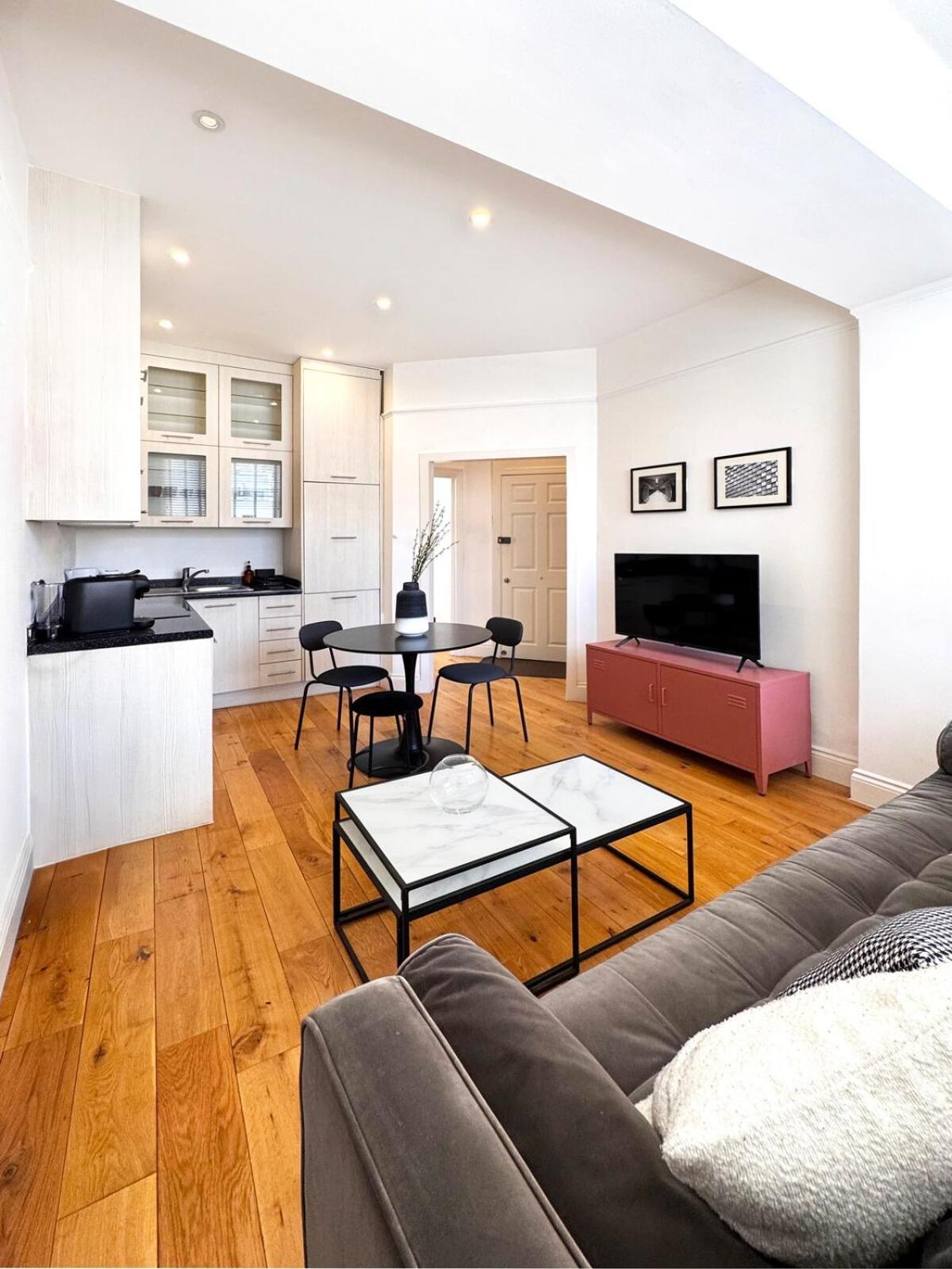 Flat B - Montagu St Residence