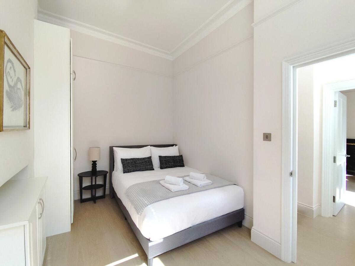Flat C - Montagu St Residence