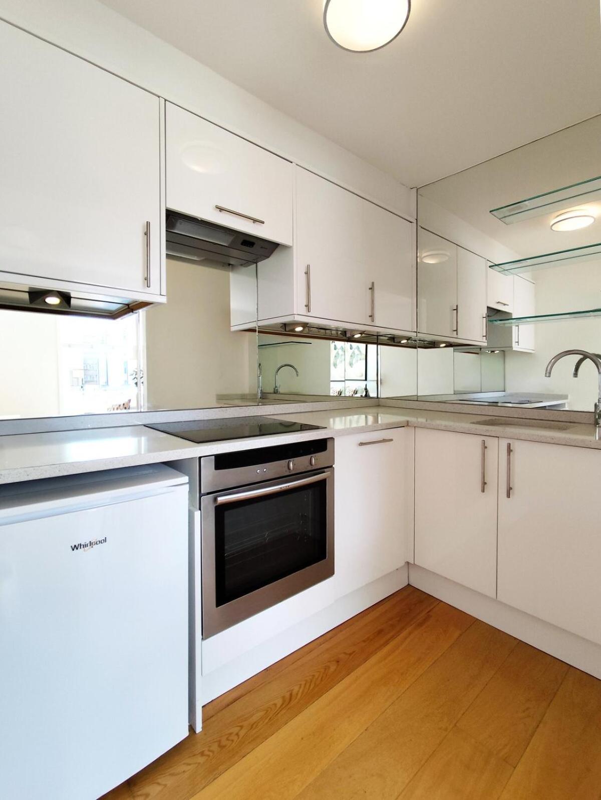 Flat D - Montagu St Residence