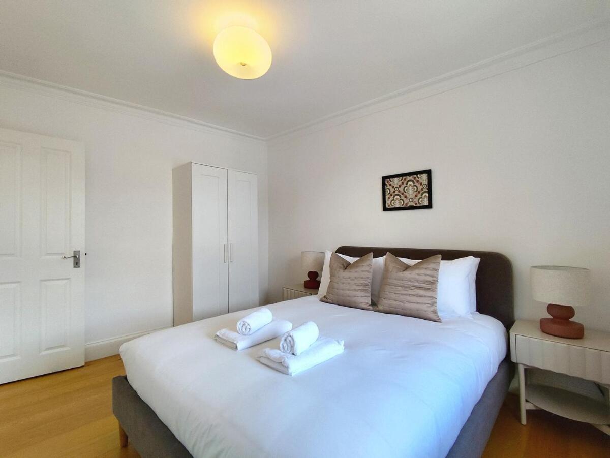 Flat D - Montagu St Residence