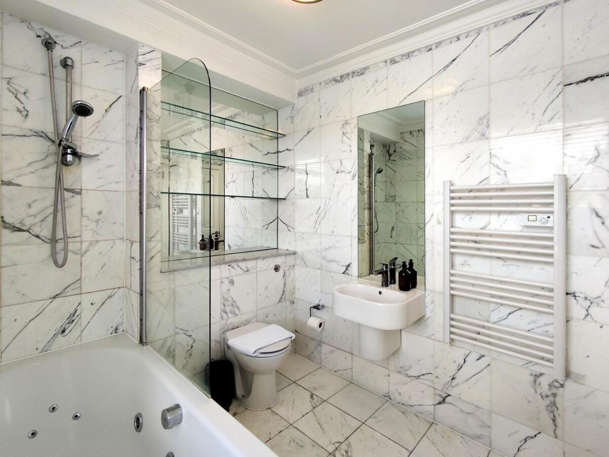 Flat D - Montagu St Residence