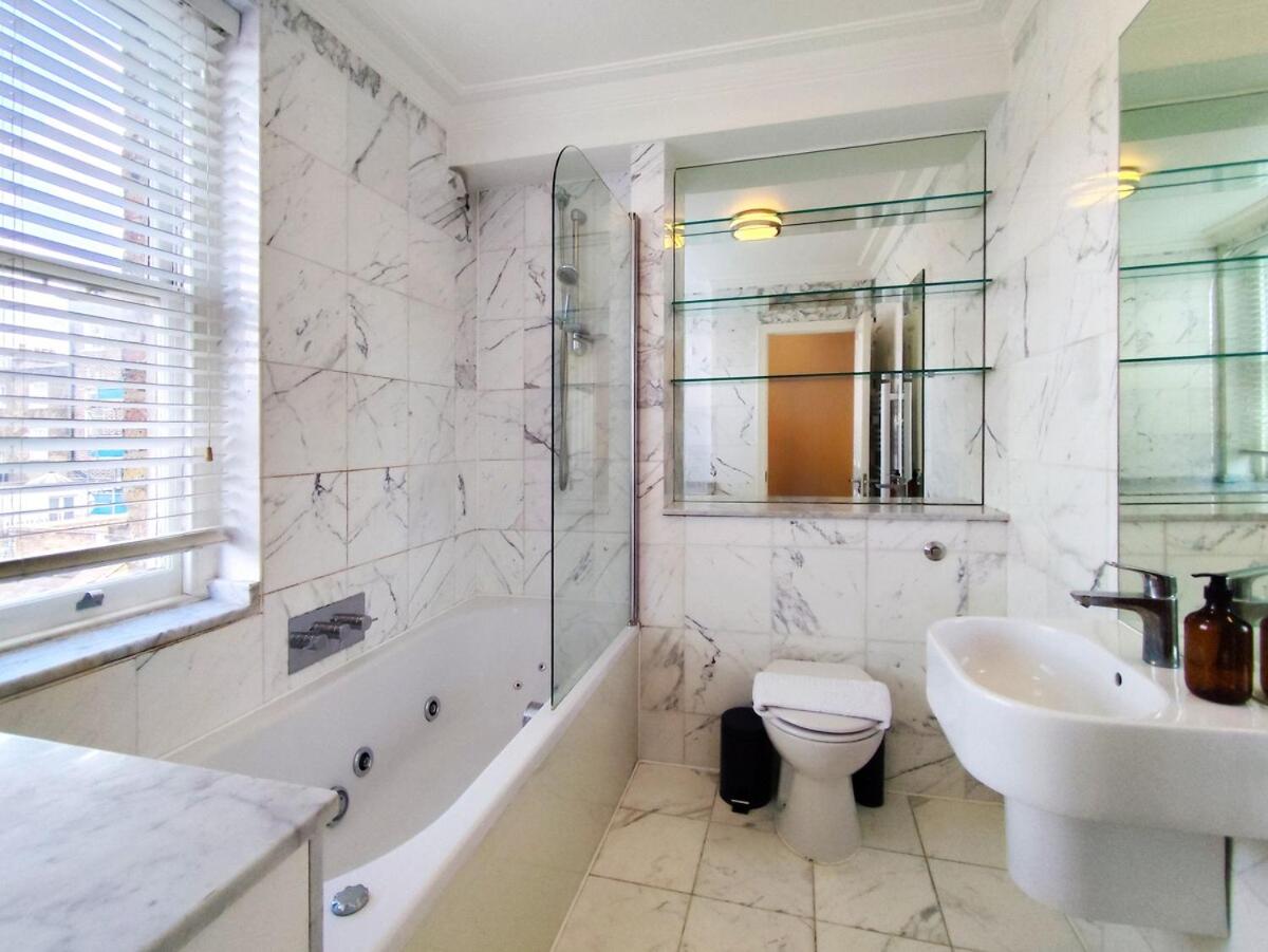 Flat D - Montagu St Residence