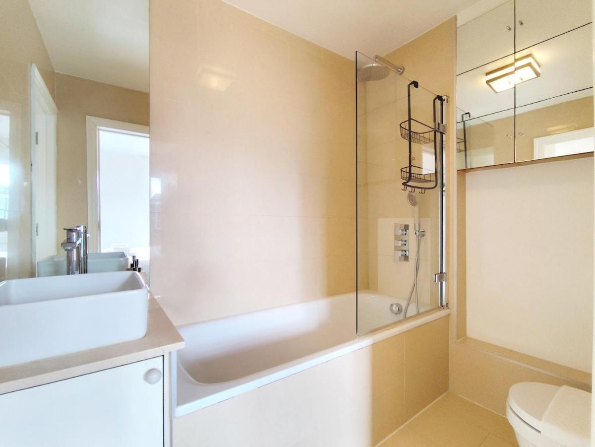 Flat E - Montagu Residence