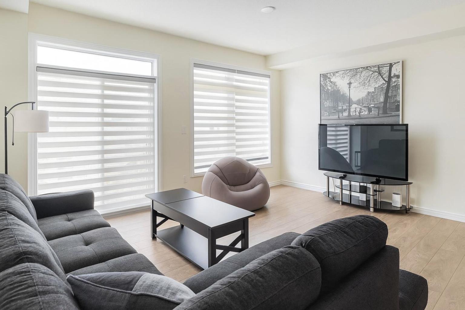 Central & Cozy 2BR Townhome with Free Parking, WiFi, Full Kitchen, Laundry, Steps to Strip Plaza & 5 Min Drive to Innisfil Beach Park! Perfect for Work Tri