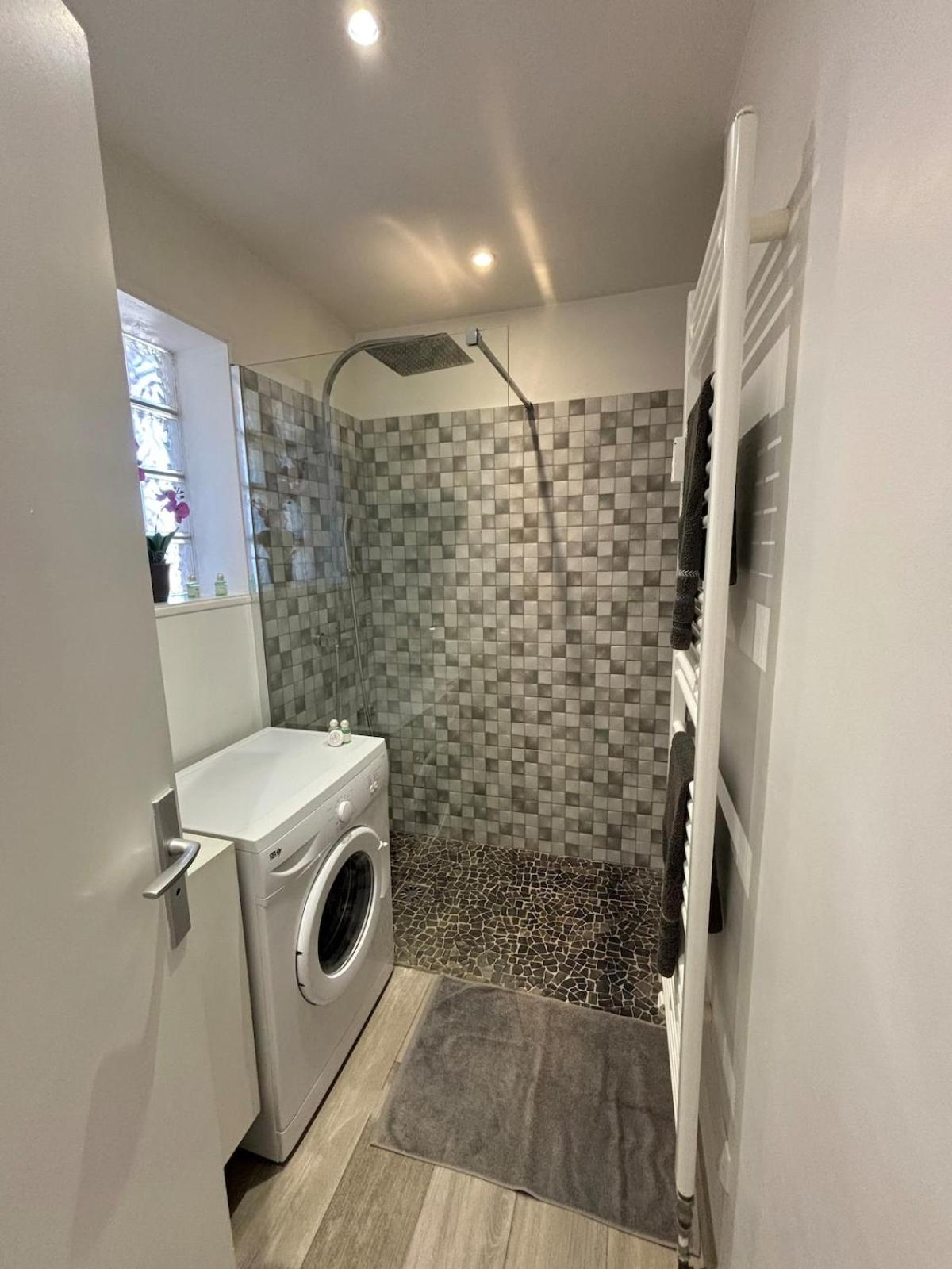 Grand studio climatisé, piscine, plage 5mn, parking gratuit