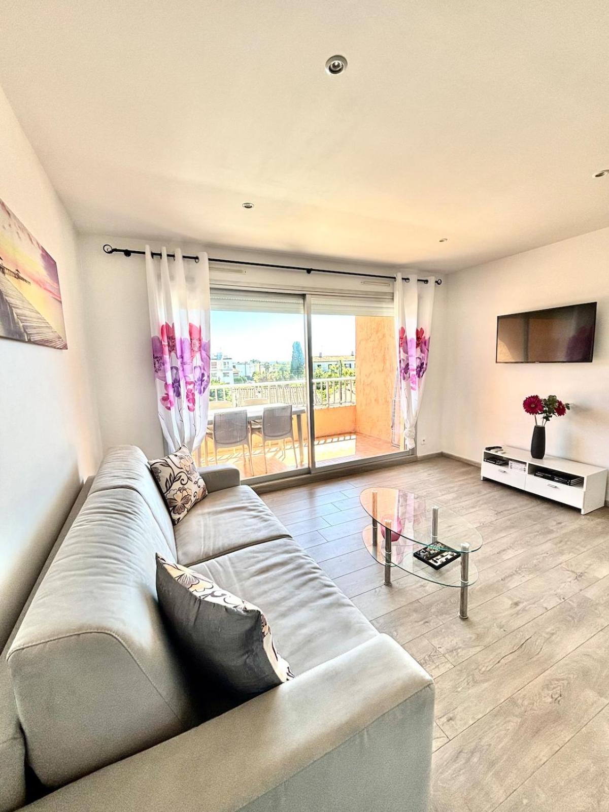Grand studio climatisé, piscine, plage 5mn, parking gratuit
