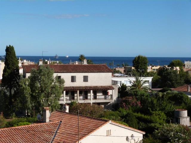 Grand studio climatisé, piscine, plage 5mn, parking gratuit