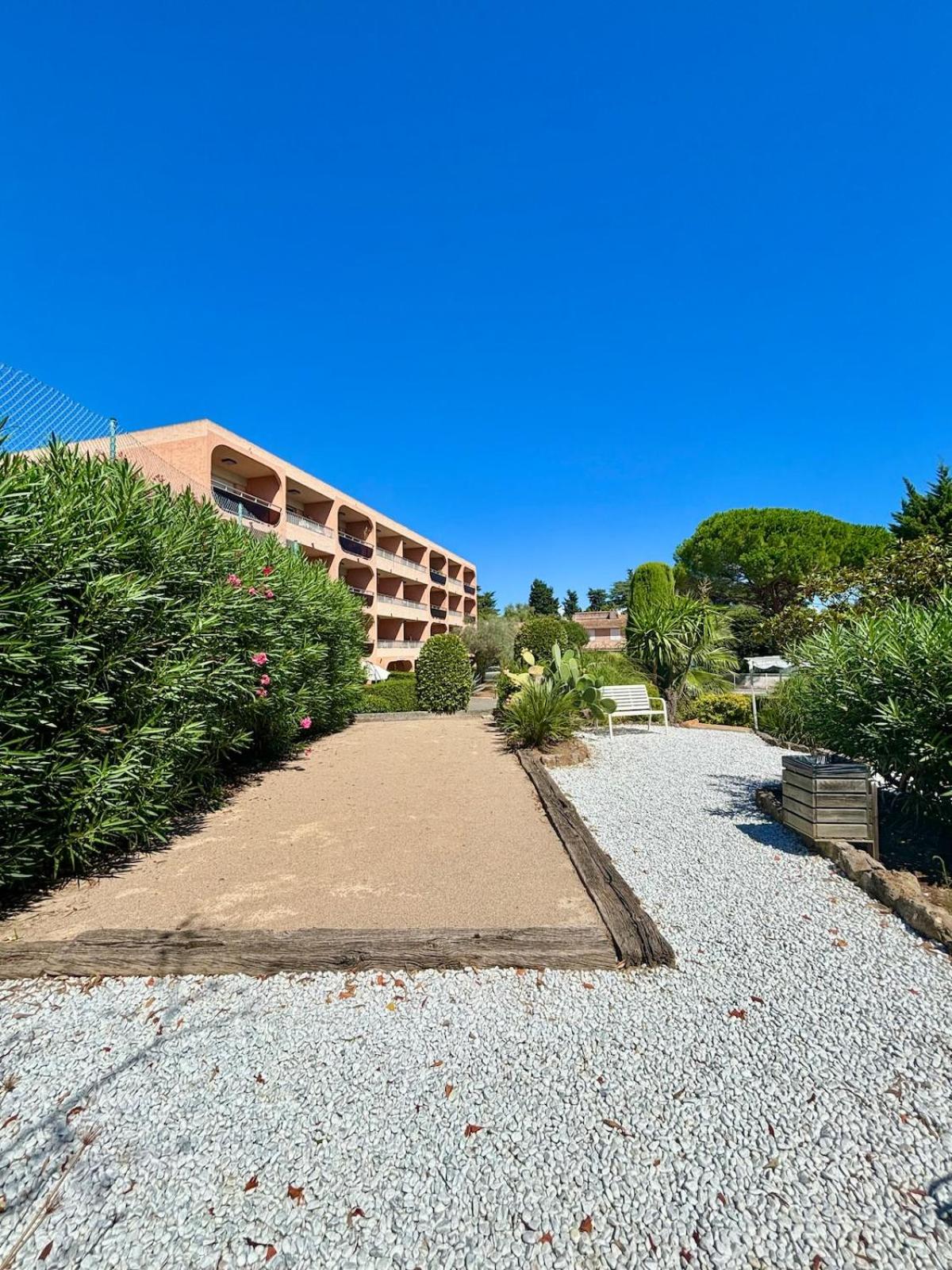 Grand studio climatisé, piscine, plage 5mn, parking gratuit