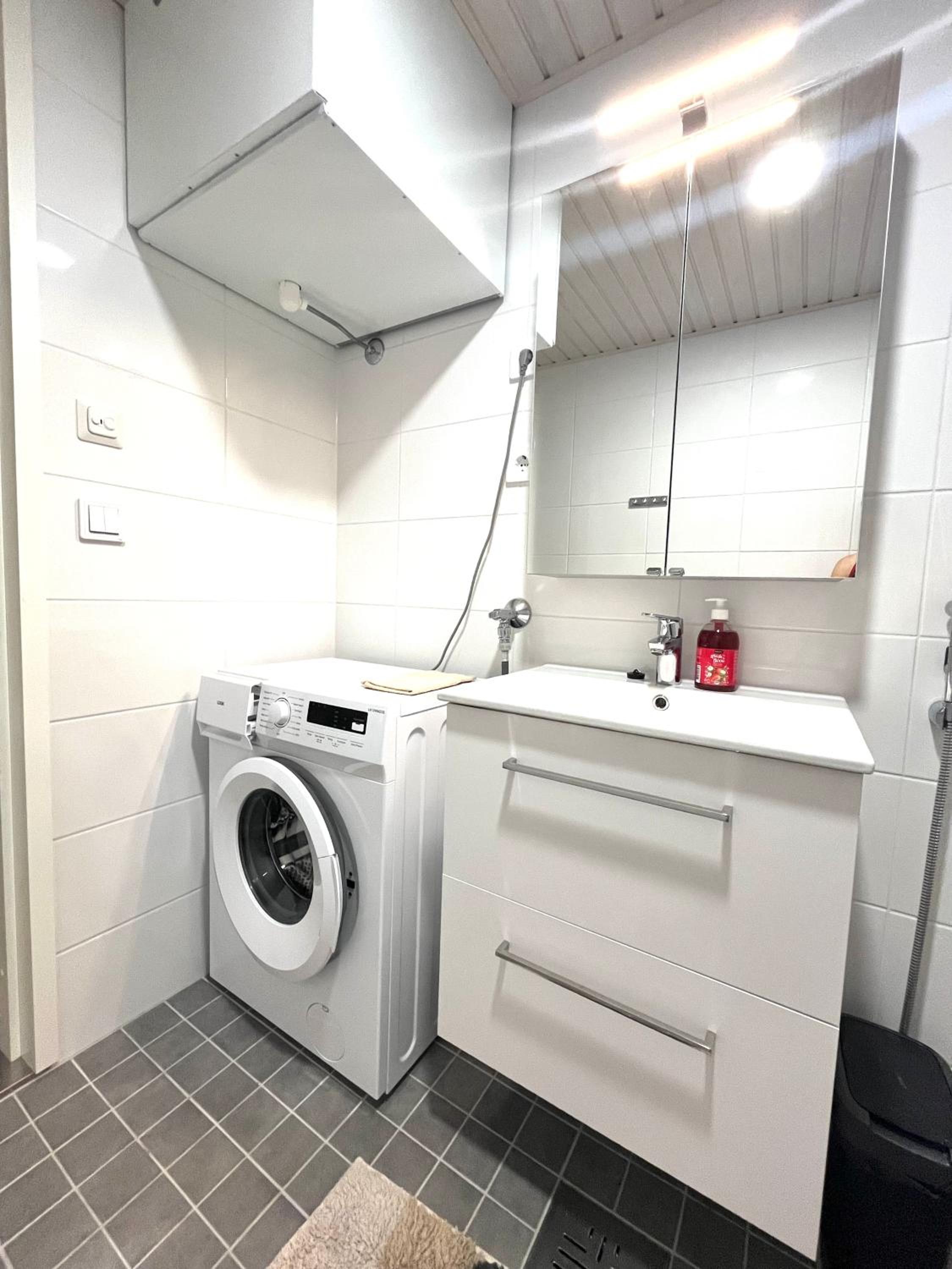 New Cozy 2BR near Airport