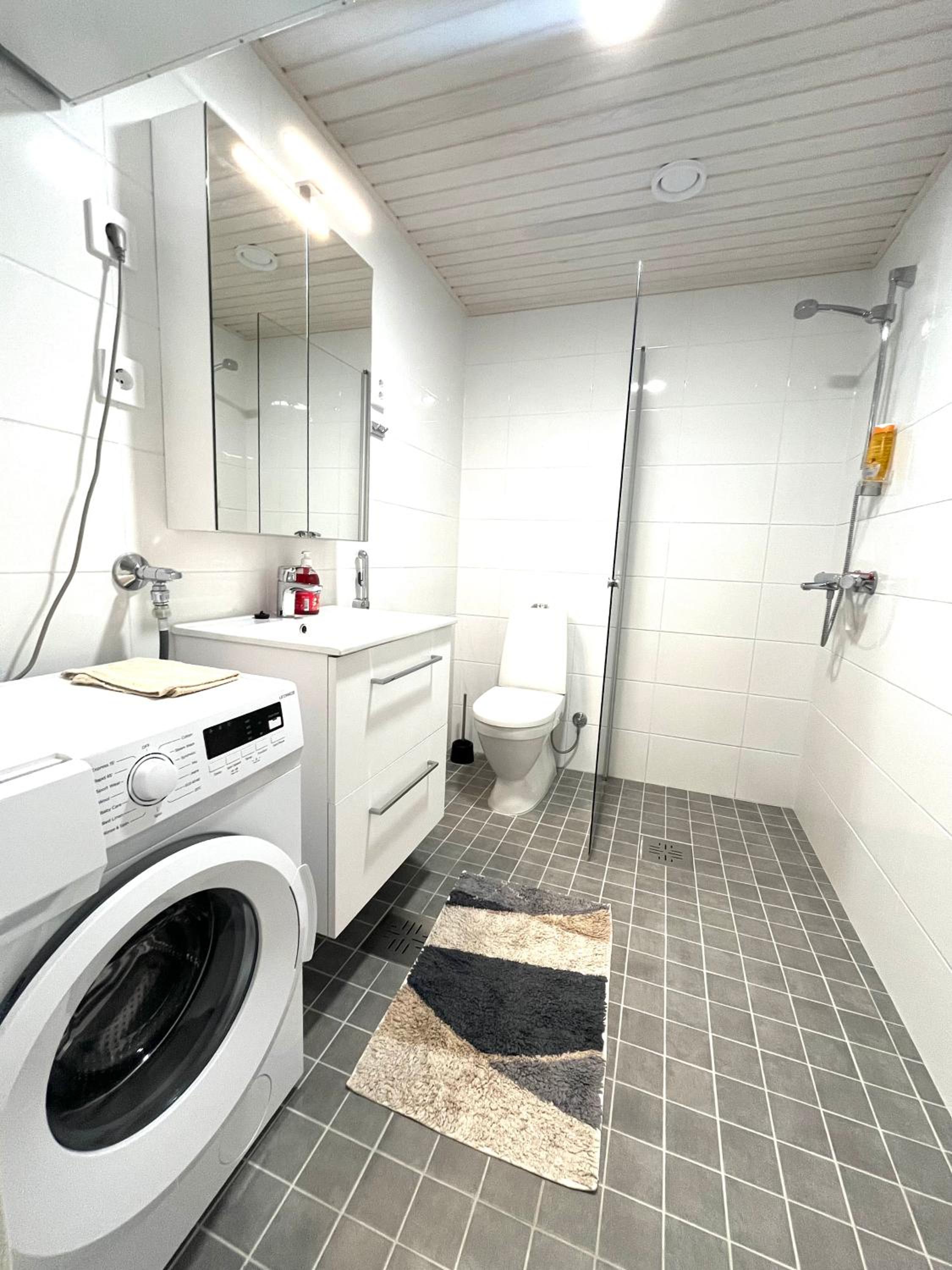 New Cozy 2BR near Airport