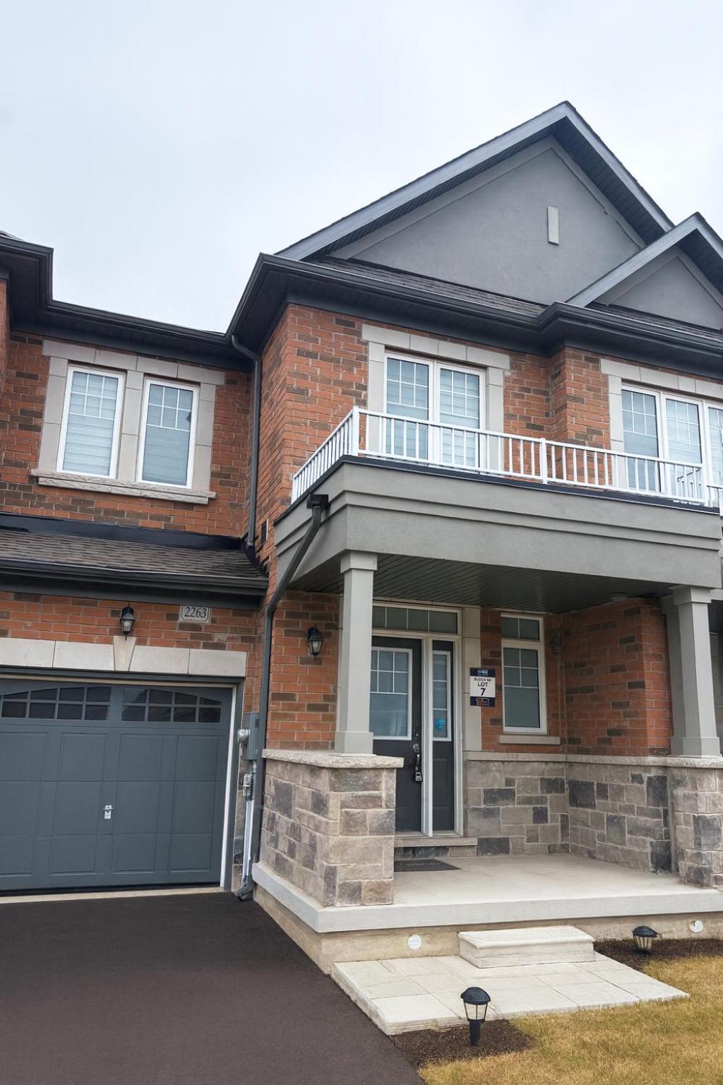 Central & Cozy 2BR Townhome with Free Parking, WiFi, Full Kitchen, Laundry, Steps to Strip Plaza & 5 Min Drive to Innisfil Beach Park! Perfect for Work Tri