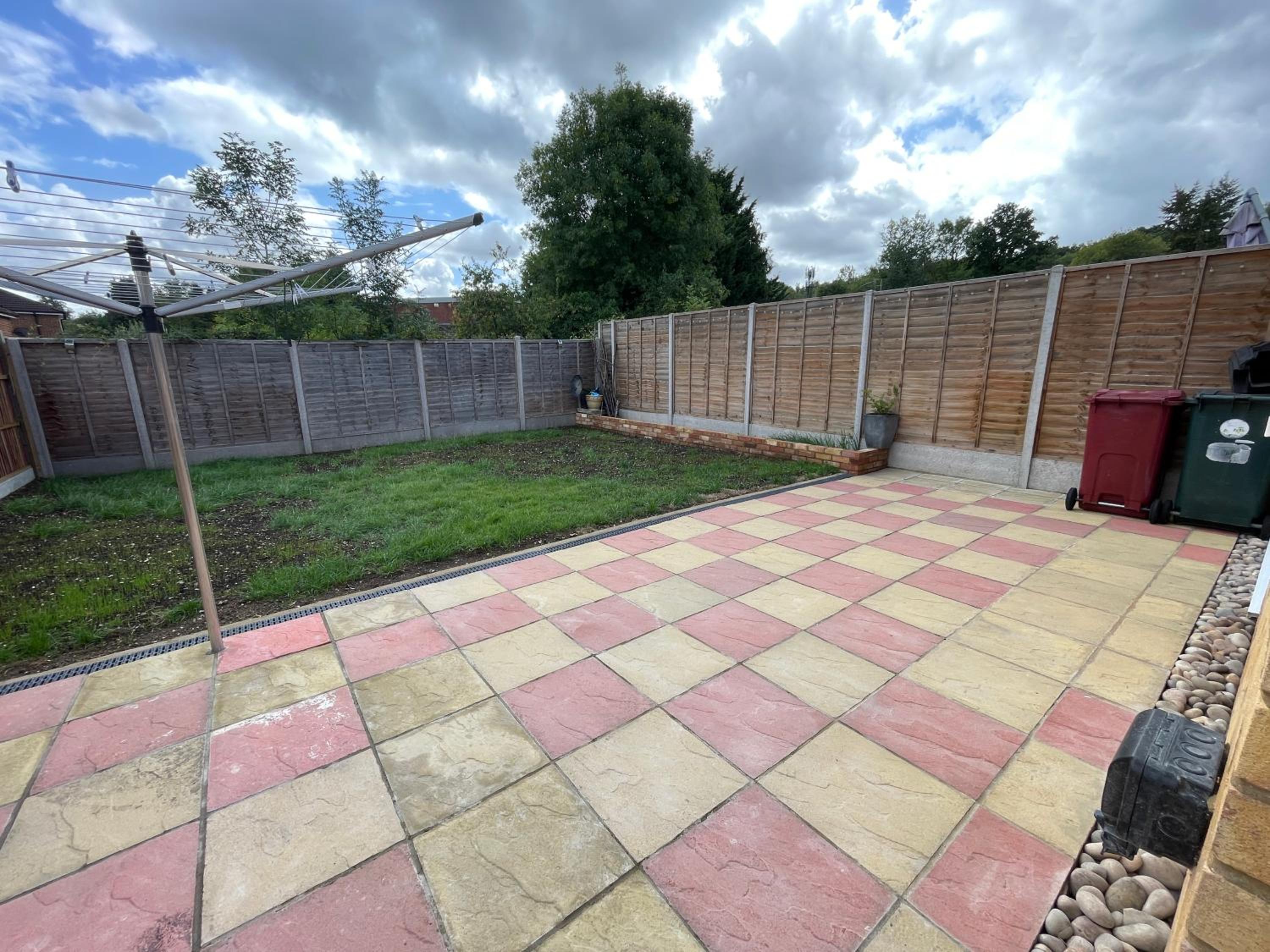6 Bedroom Home, FREE Parking & Wi-Fi Garden
