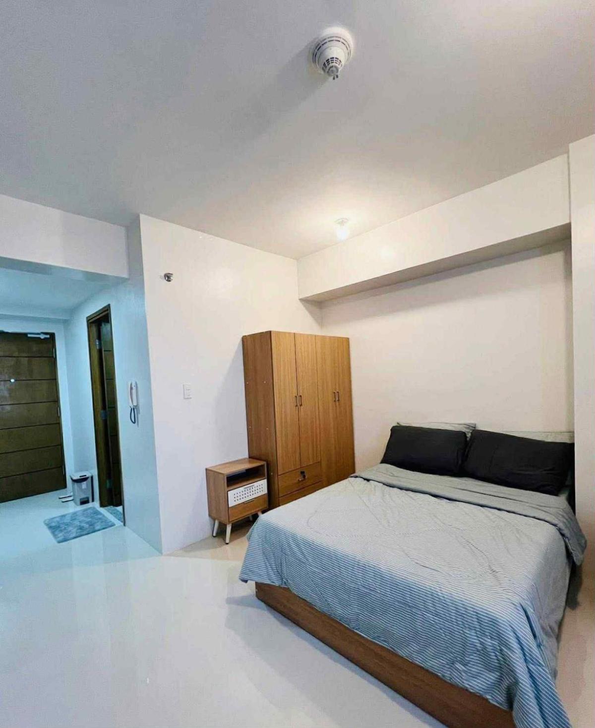 Big Studio with Pool & Gym Near Ayala & Landers