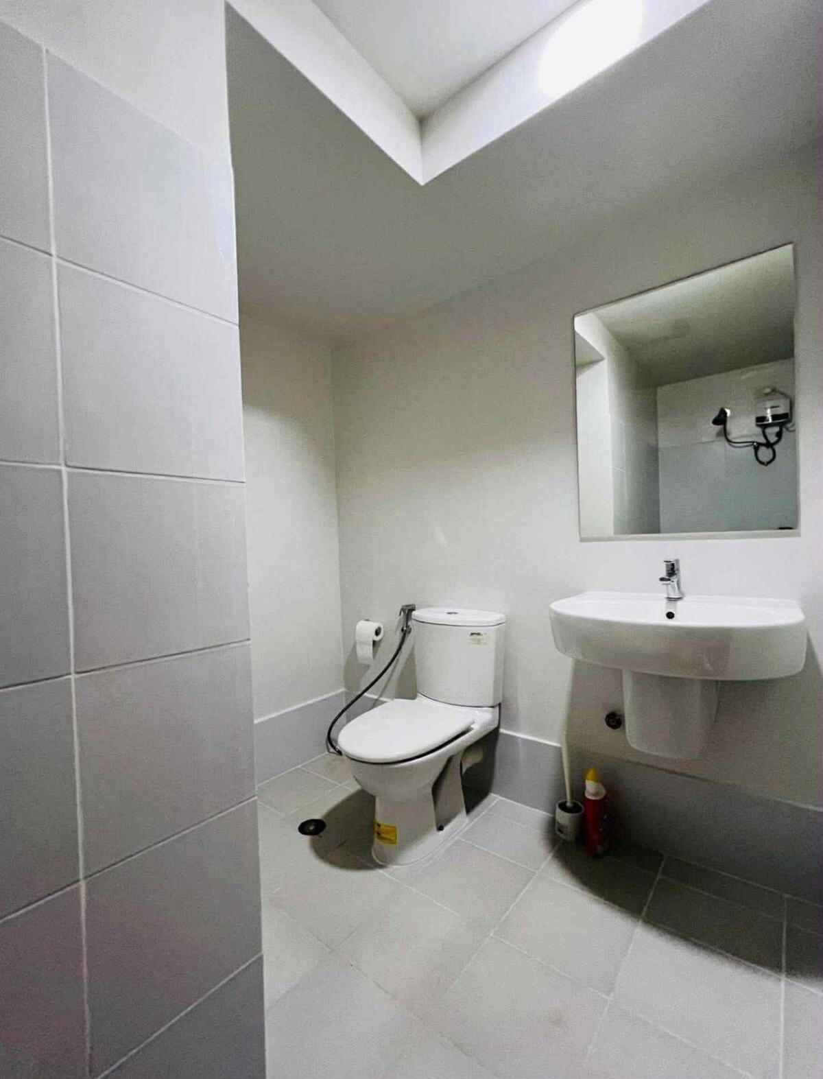 Big Studio with Pool & Gym Near Ayala & Landers