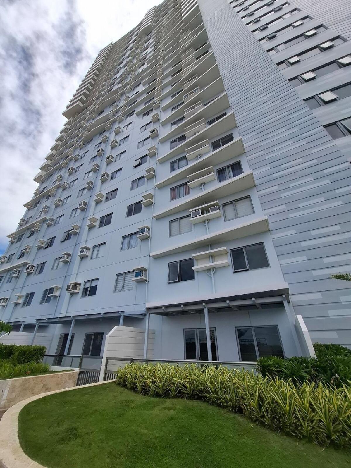 Big Studio with Pool & Gym Near Ayala & Landers