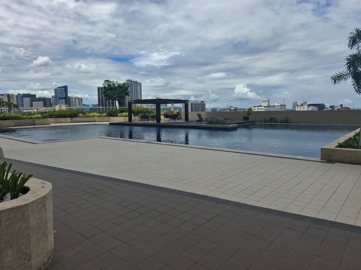 Big Studio with Pool & Gym Near Ayala & Landers