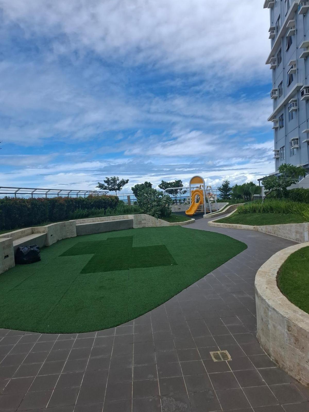 Big Studio with Pool & Gym Near Ayala & Landers