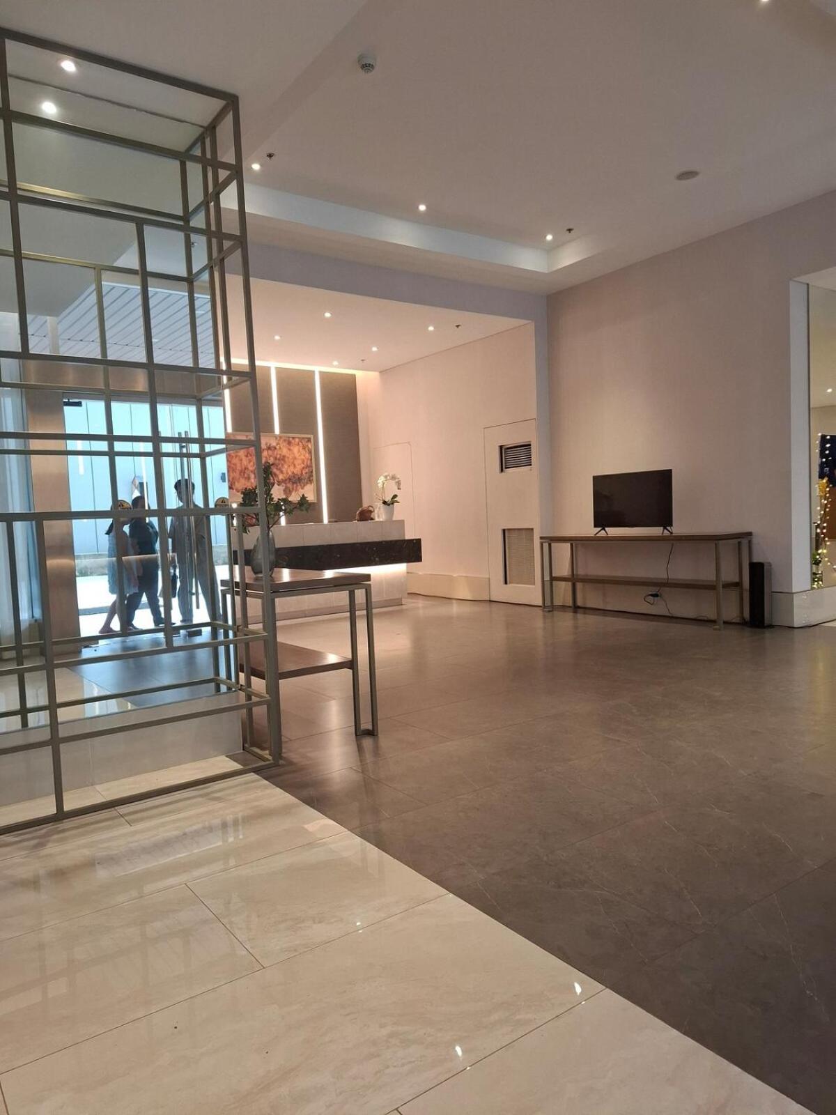 Big Studio with Pool & Gym Near Ayala & Landers