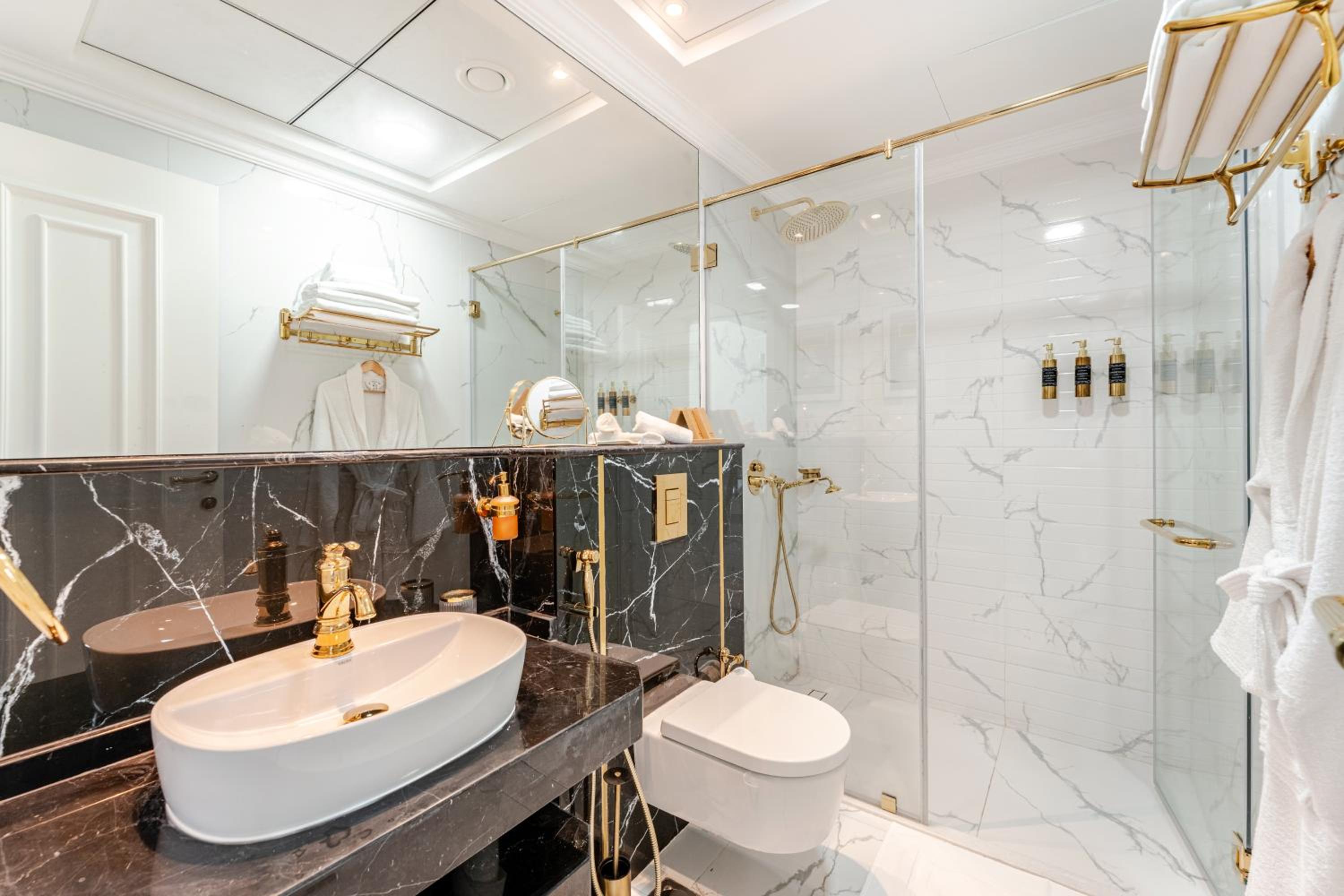1BR Lagoon View Luxury Spa Retreat near Miracle Garden