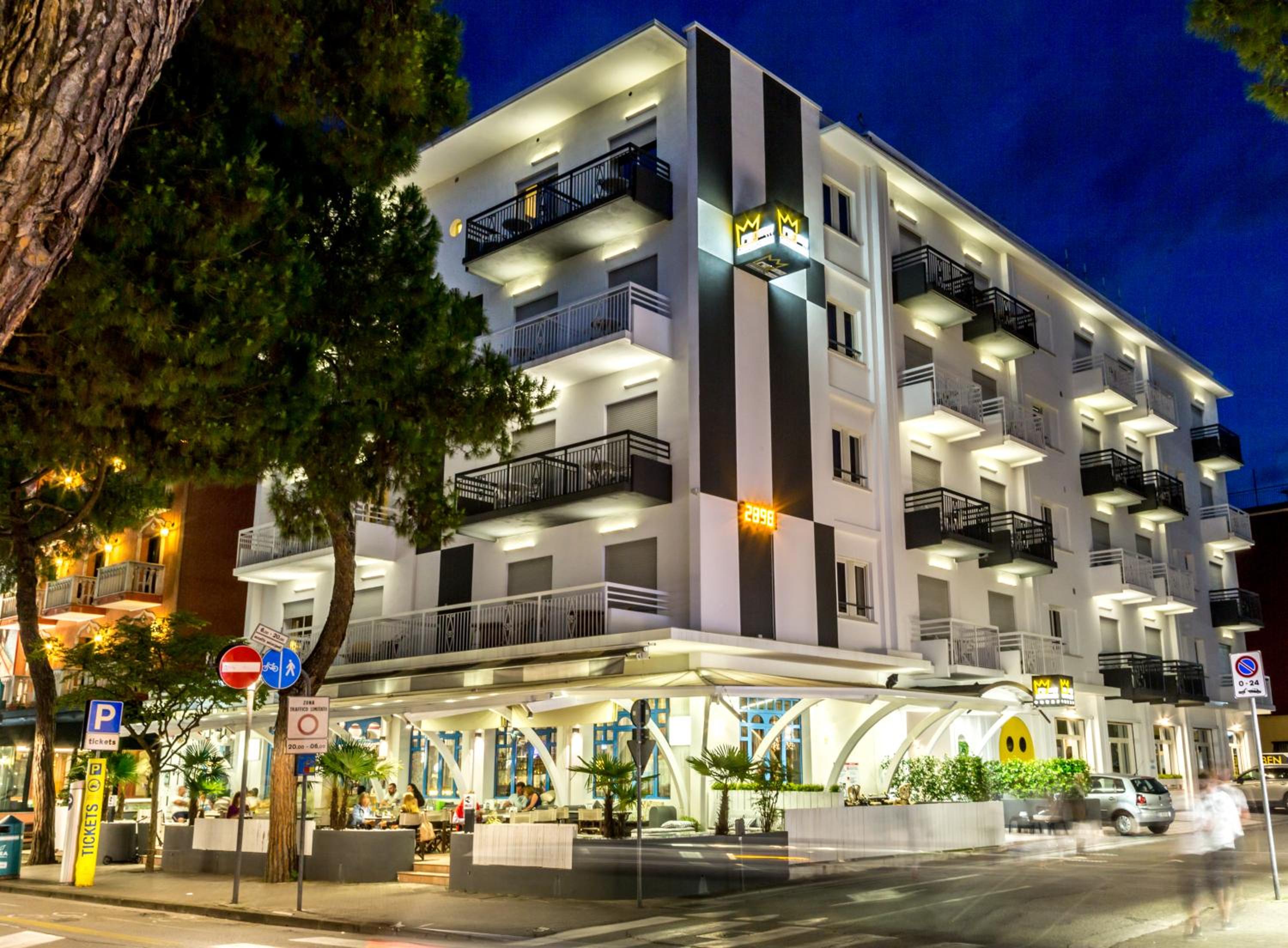 Hotel Regina Urban Beach Hotel - Image 1