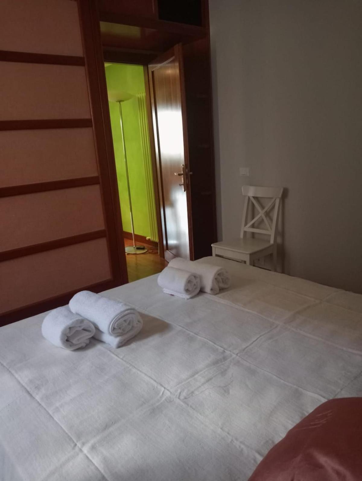 Rome full apt 4 people close to Colosseum Mao house