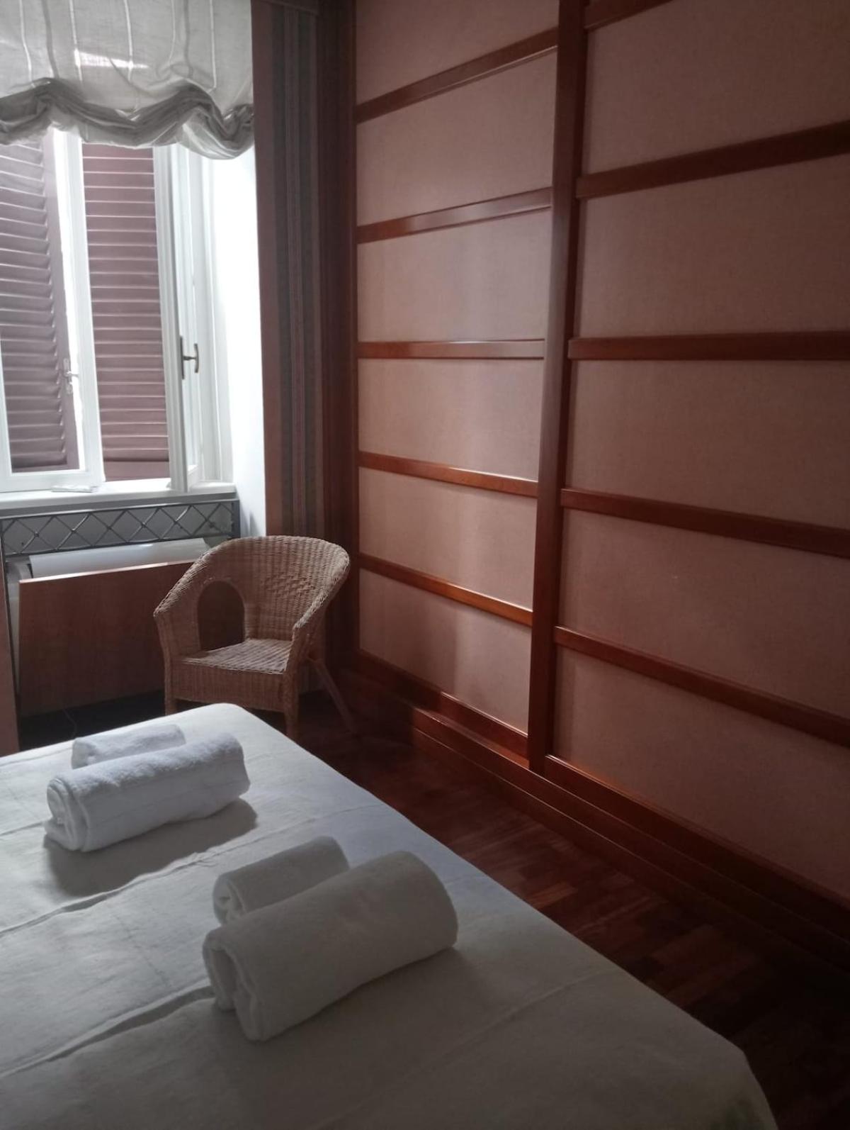 Rome full apt 4 people close to Colosseum Mao house