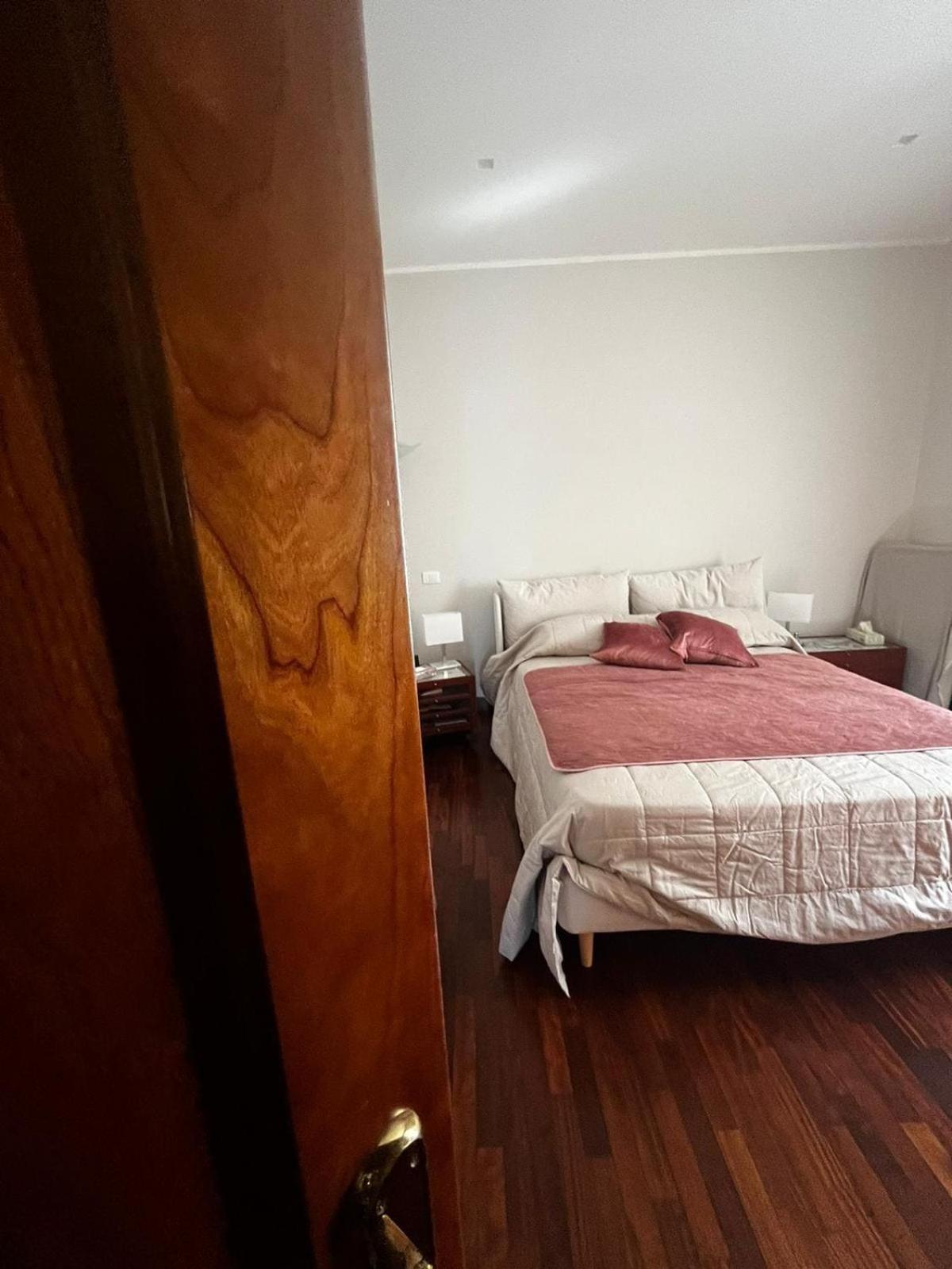 Rome full apt 4 people close to Colosseum Mao house