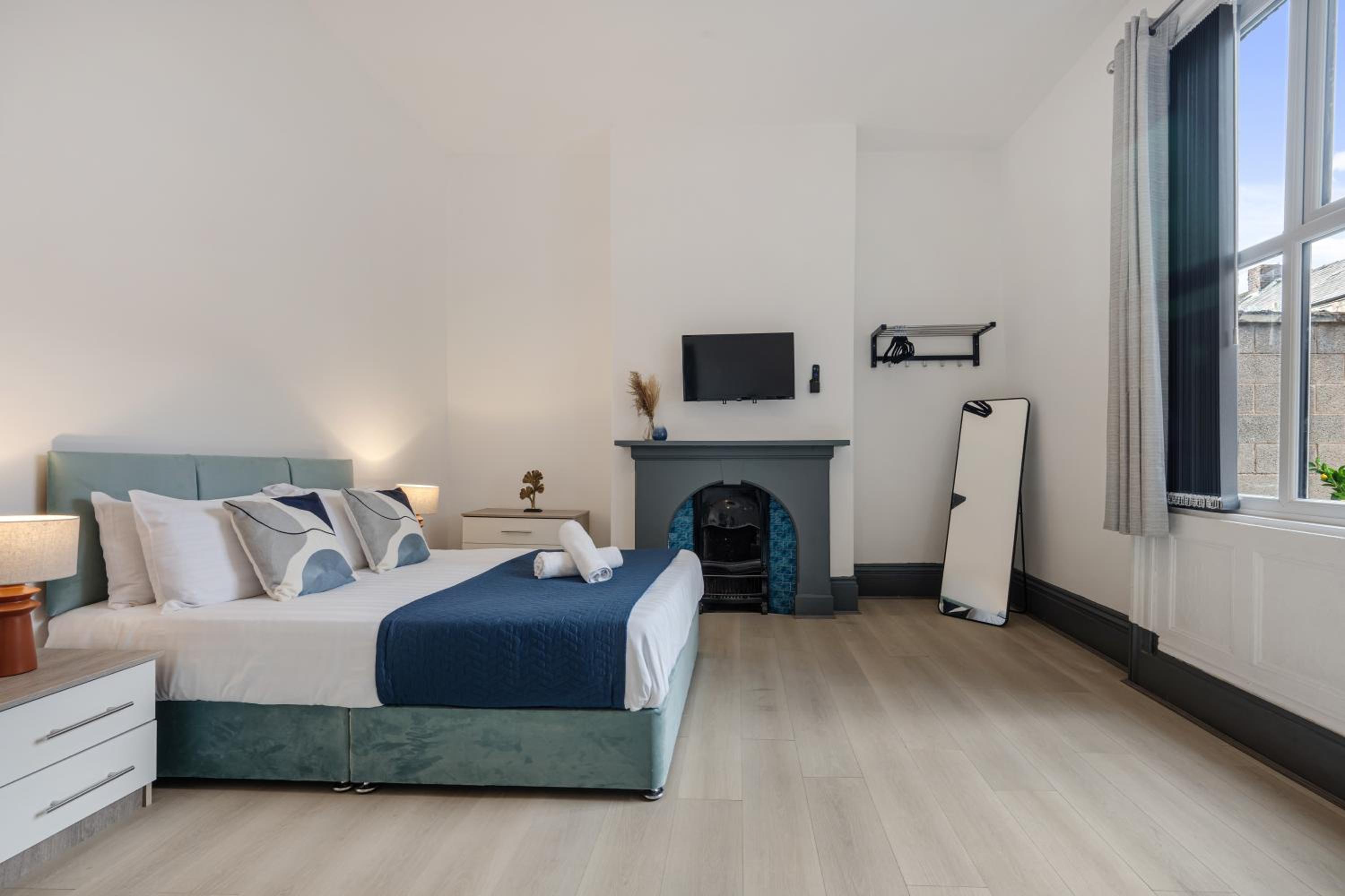 Onslow House - Air Host & Stay - 5 bed, Sleeps 14