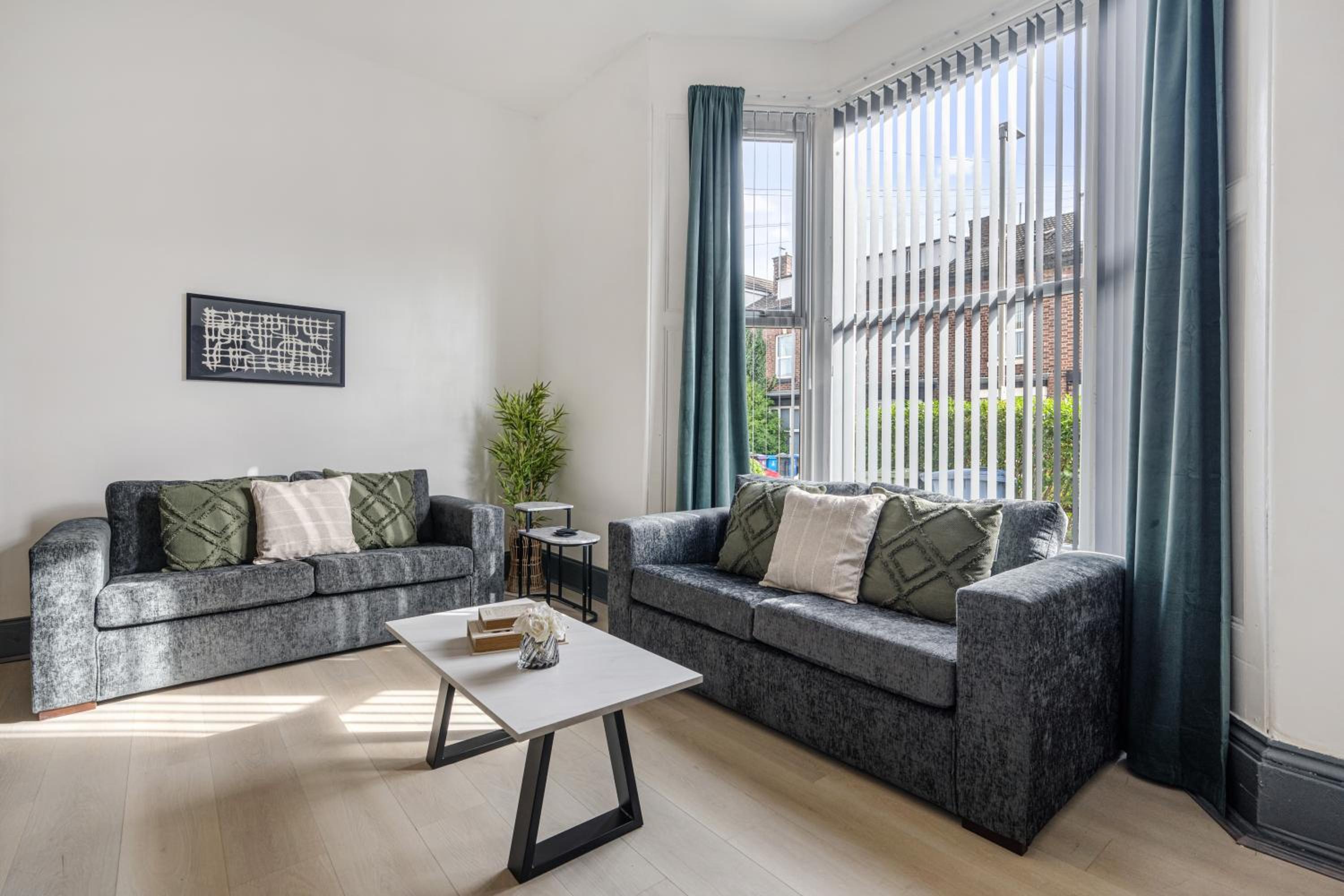 Onslow House - Air Host & Stay - 5 bed, Sleeps 14