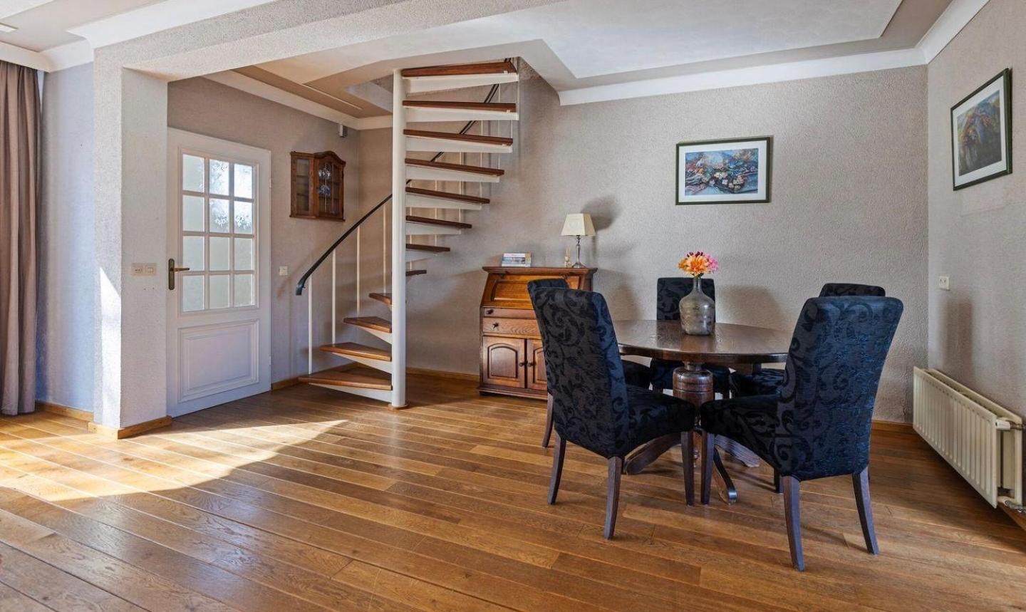 Entire Villa, free breakfast, free parking