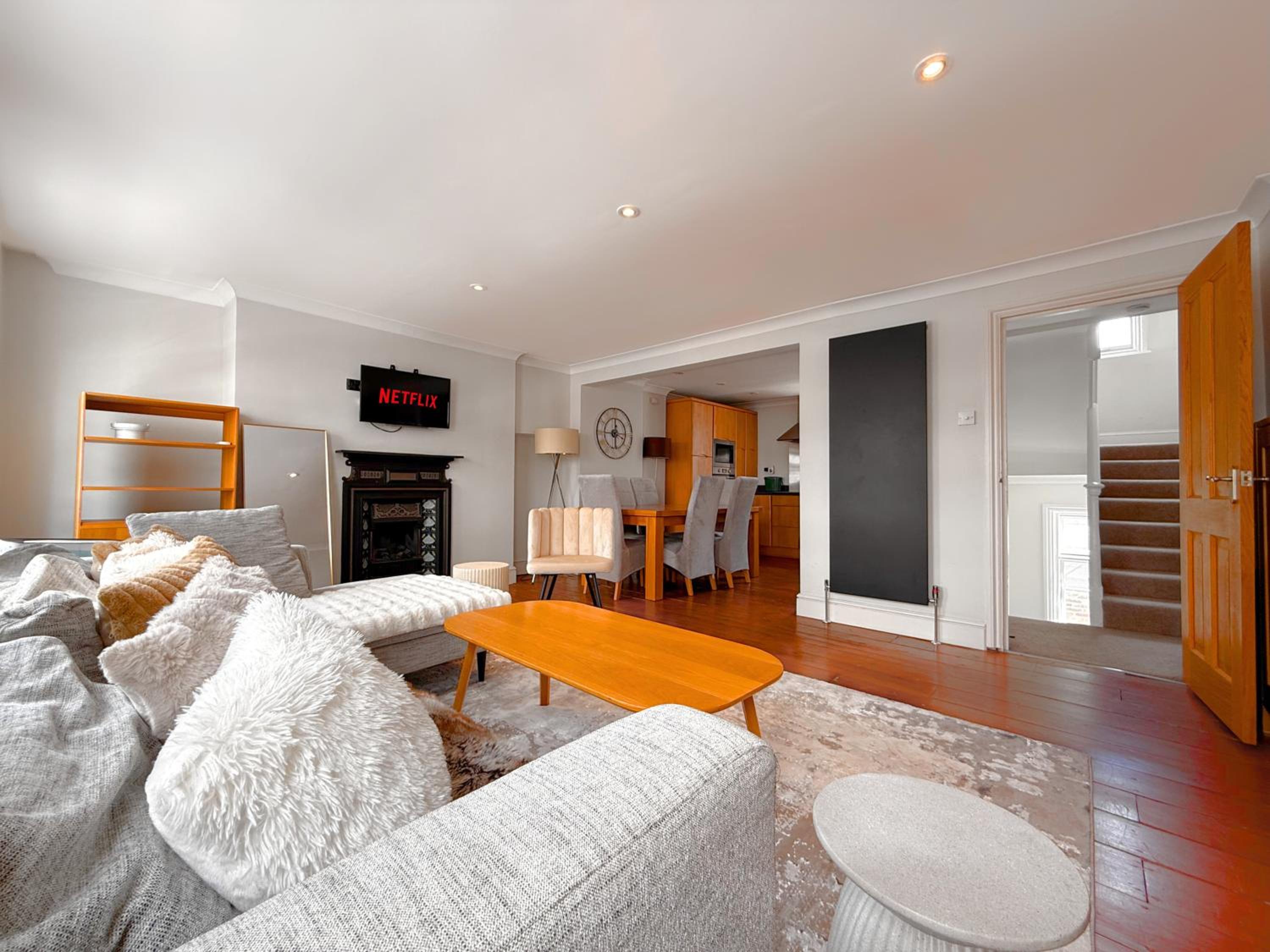 1300ft Fitzrovia Soho 2B2B by Tottenham Court Road Station Elizabeth line & Oxford Street