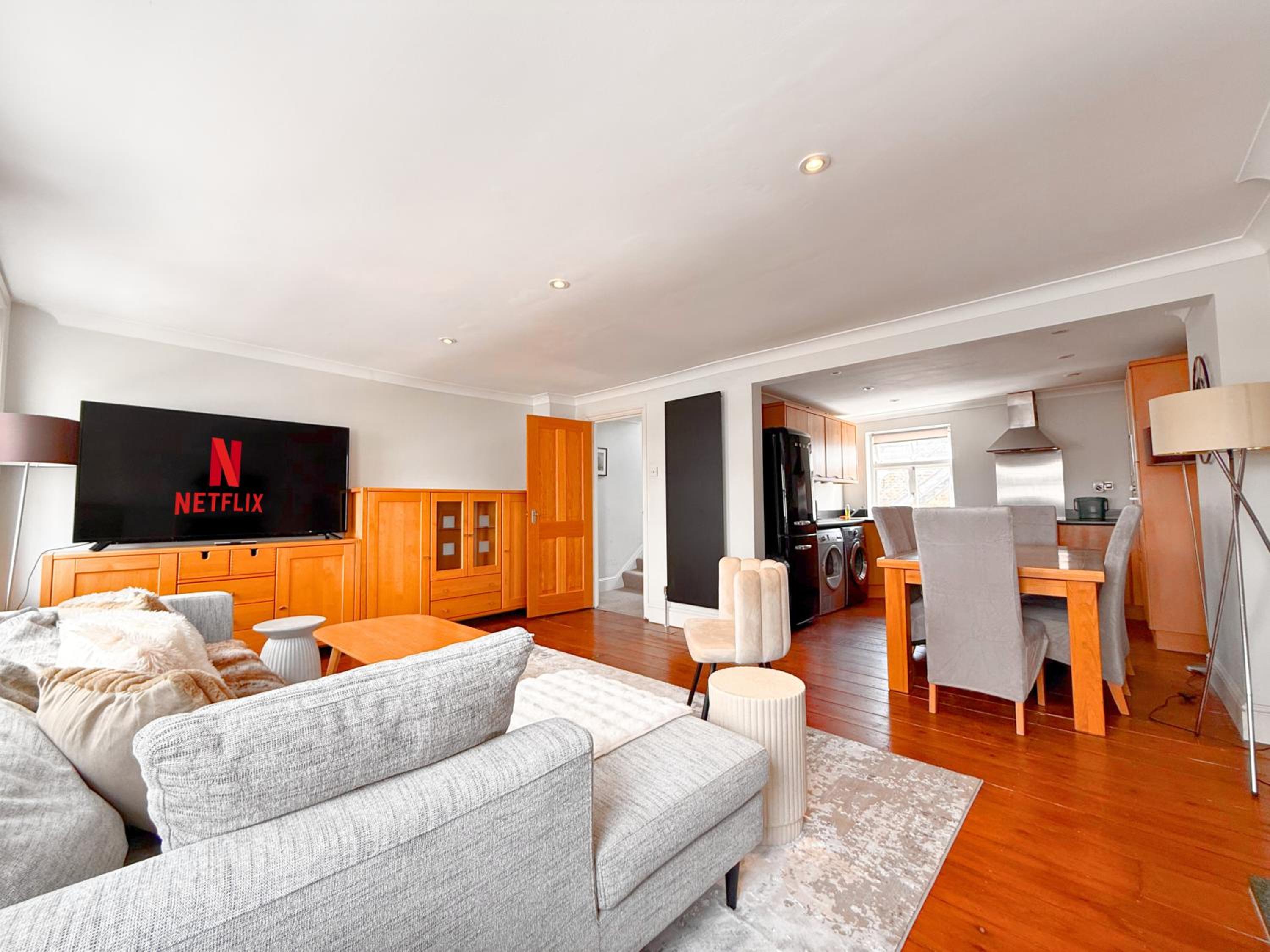 1300ft Fitzrovia Soho 2B2B by Tottenham Court Road Station Elizabeth line & Oxford Street